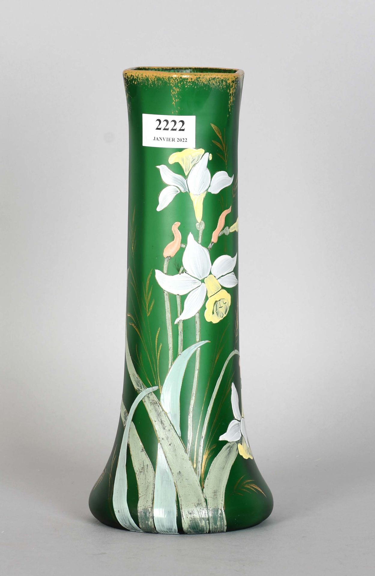 Null 一个1900年的绿色有色玻璃花瓶，上面有多色和金色的水仙花装饰，颈部有一个热捏。

高度：30.5厘米。