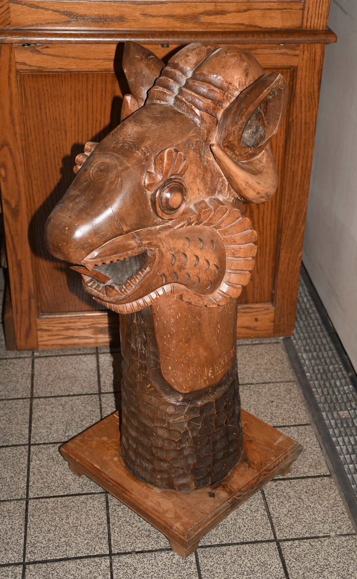 Null Tête de bélier / totem en bois sculpté

Hauteur : 85 cm.