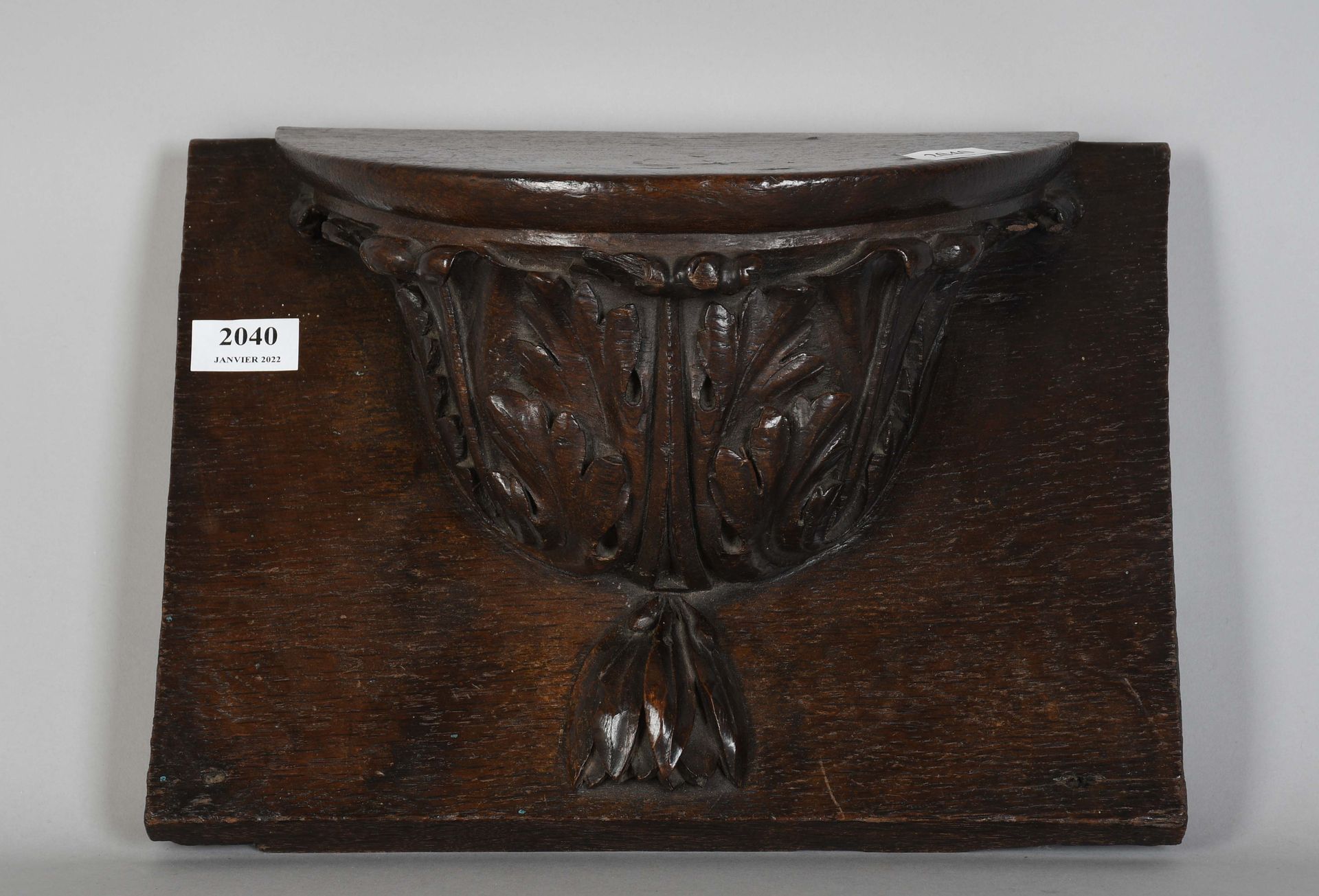 Null 一个17世纪的小橡木控制台底座，雕刻着刺桐树叶

长度：36厘米。