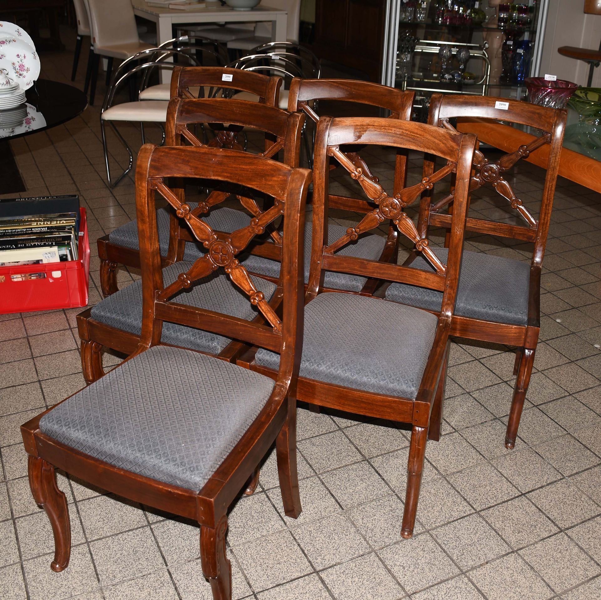 Null Serie von sechs Stühlen Charles X aus geschnitztem Walnussholz