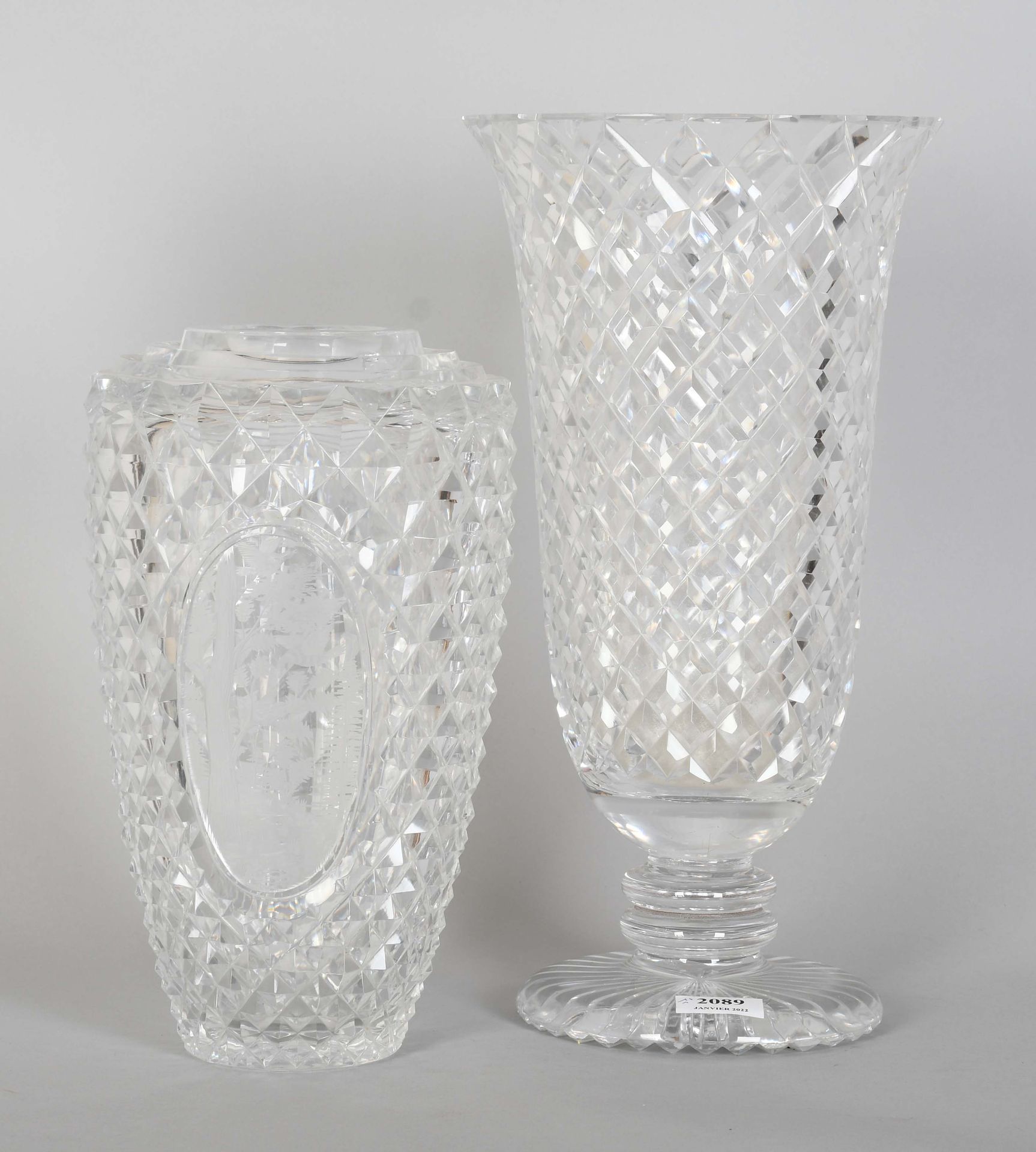 Null Un jarrón más uno, en cristal guilloché transparente

Altura: 40 cm.