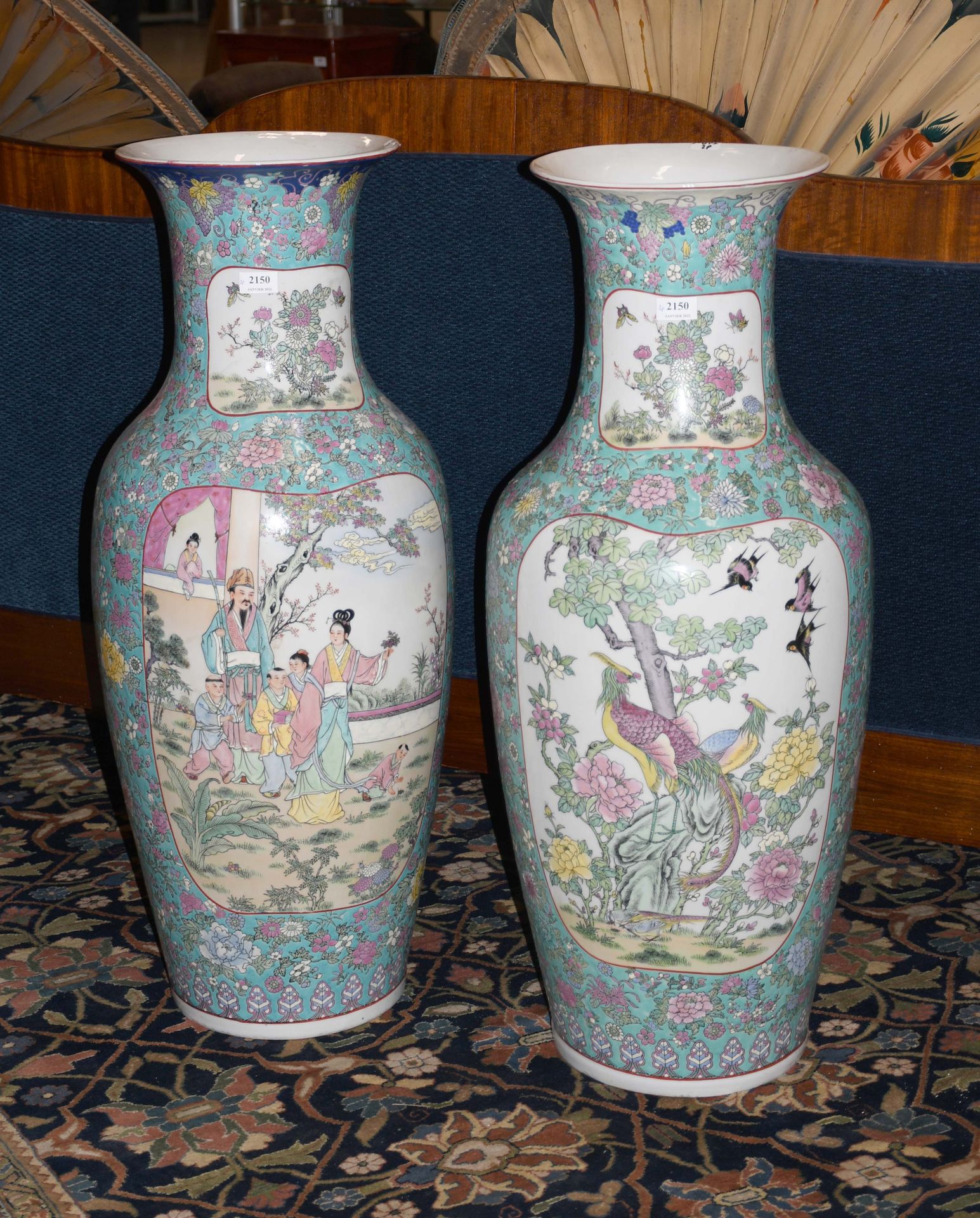 Null 中国

一对大型多色瓷花瓶，有动画装饰和花卉背景。

高度：94厘米。