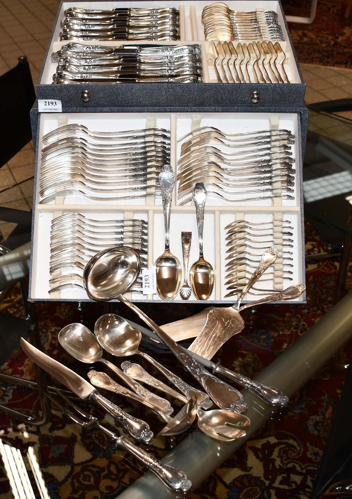 Null 路易十五风格的镀银餐具箱--10 x 12件+定型件