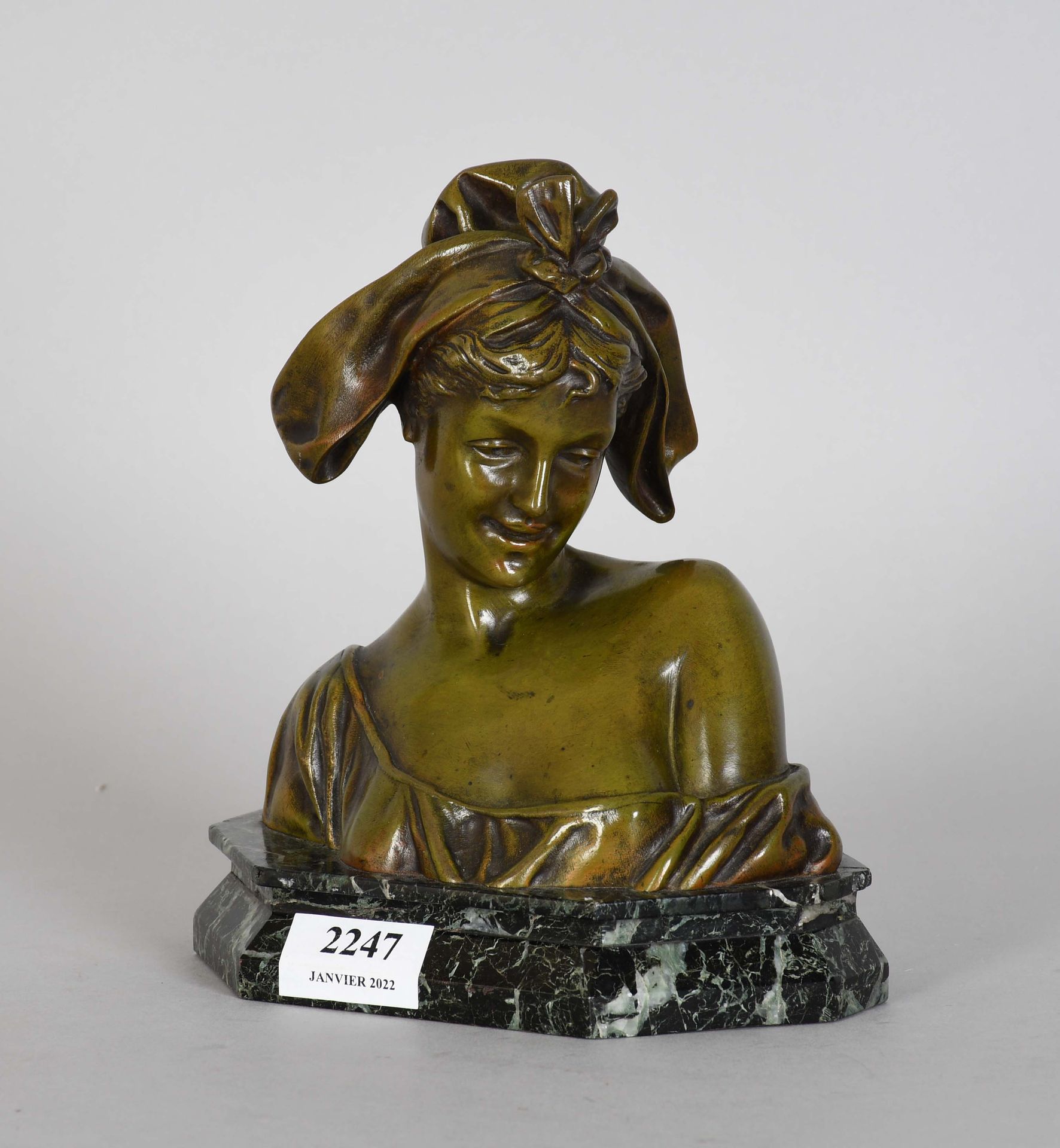 Null Obioles

Busto de dama en bronce con pátina verde, sobre base de mármol ver&hellip;