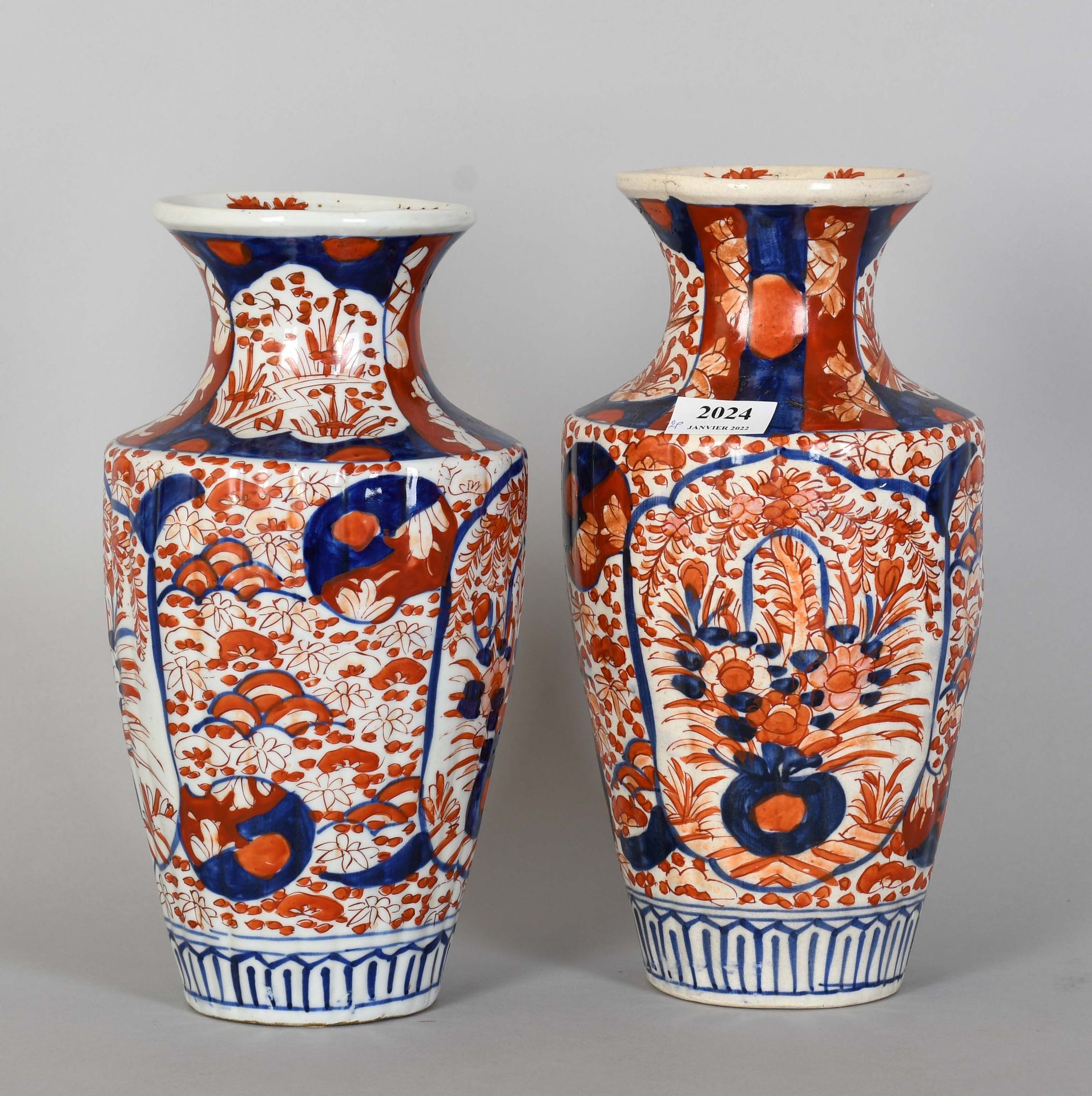 Null Imari

Una y una potiches, en porcelana policromada.

Altura: 32 cm.