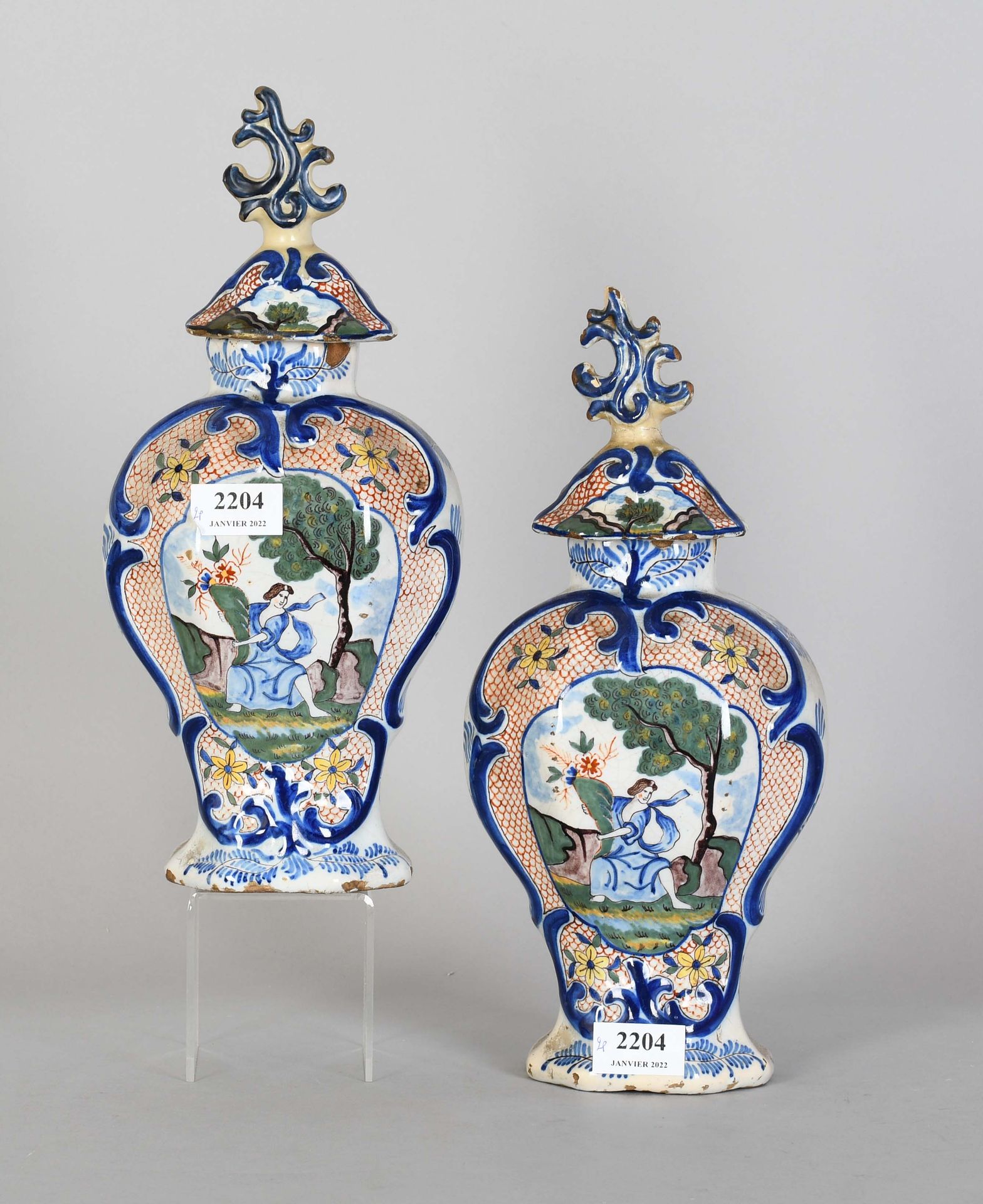 Null Coppia di vasi policromi "Delft" - Coperchio danneggiato - Restauro

Altezz&hellip;