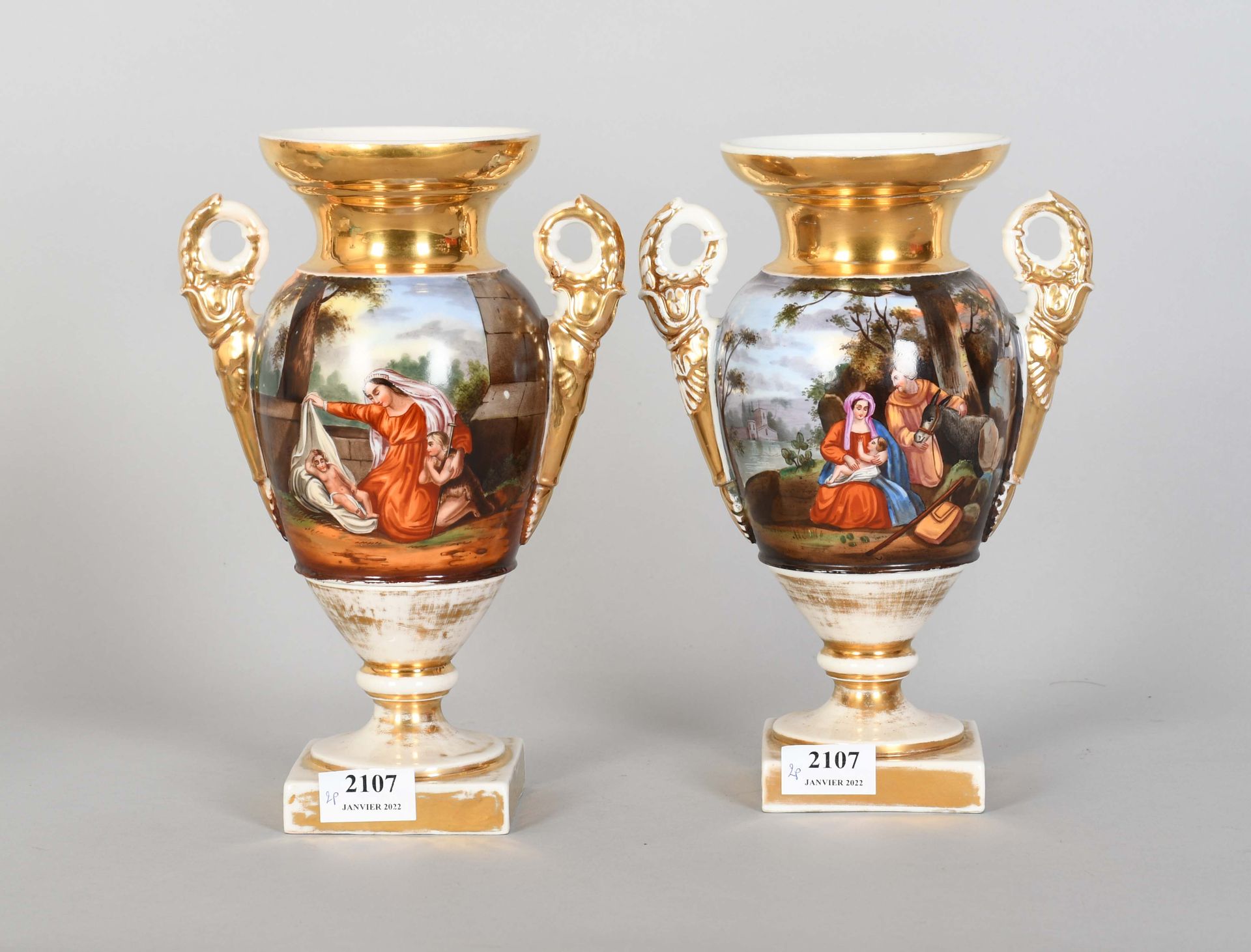 Null 一对帝国风格的多色金瓷花瓶，装饰有宗教场景和景观

高度：27厘米。
