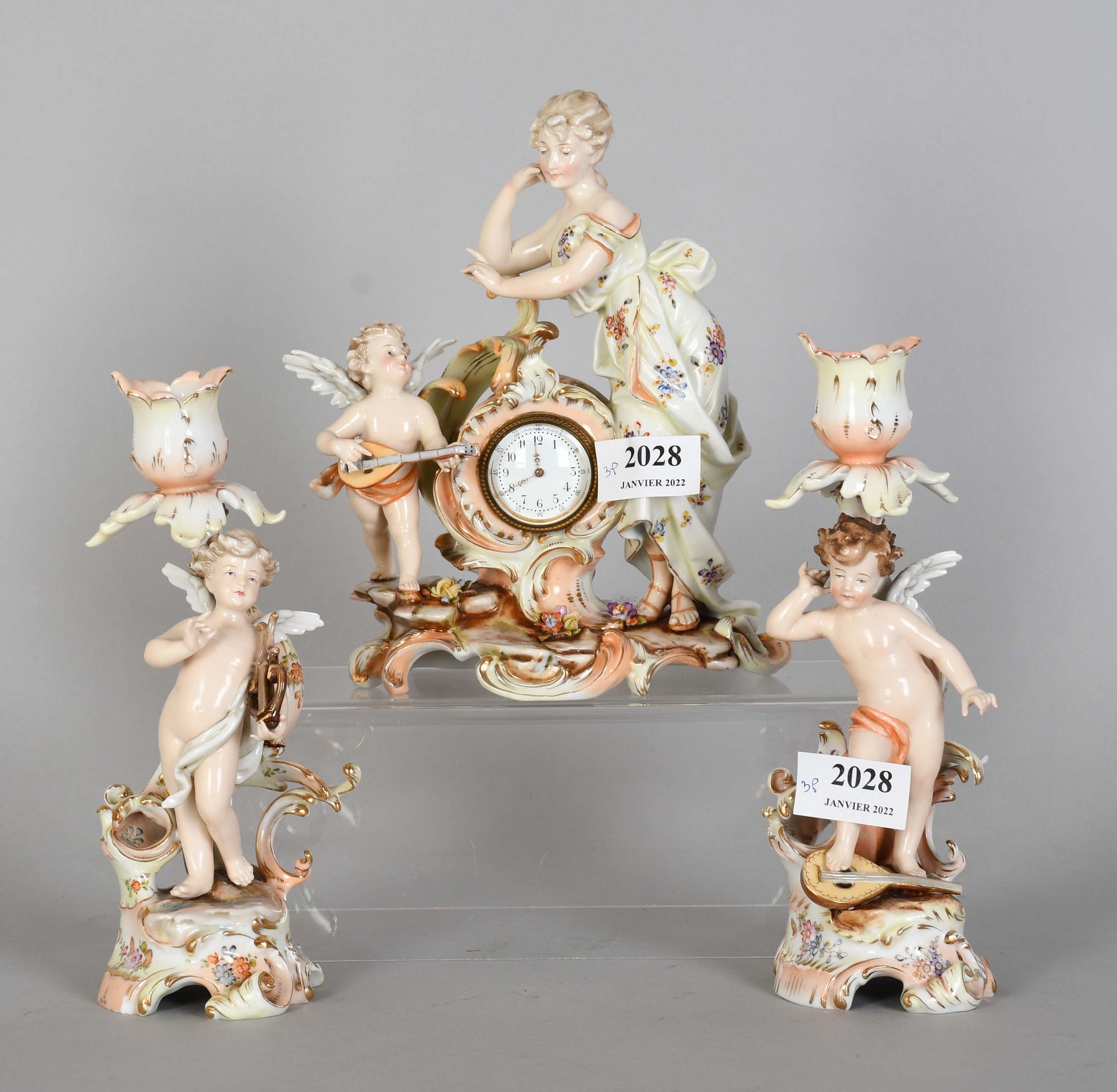 Null Volkstedt

Small three-piece porcelain mantel set with a clock and candelab&hellip;