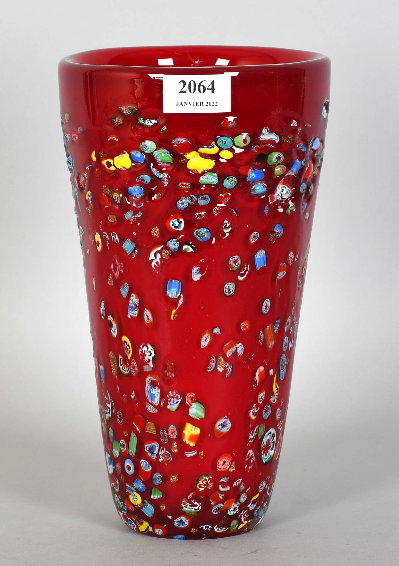 Null 红色内衬玻璃花瓶，内含五彩缤纷的糖果

高度：28厘米。