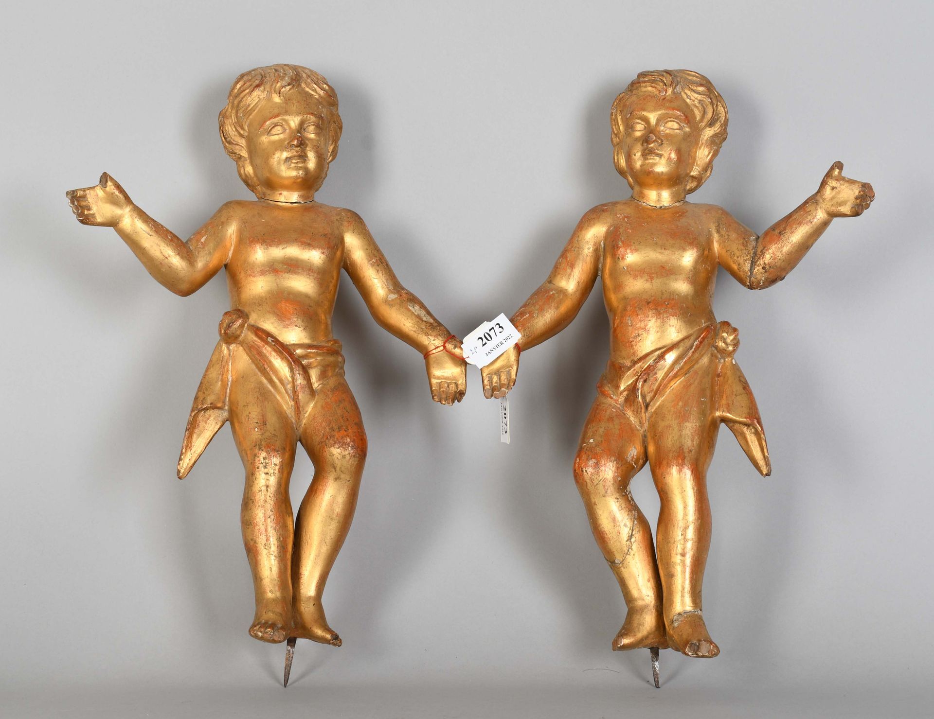 Null Paire d’angelots en bois sculpté doré - Doigts accidentés

Hauteur : 43 cm.