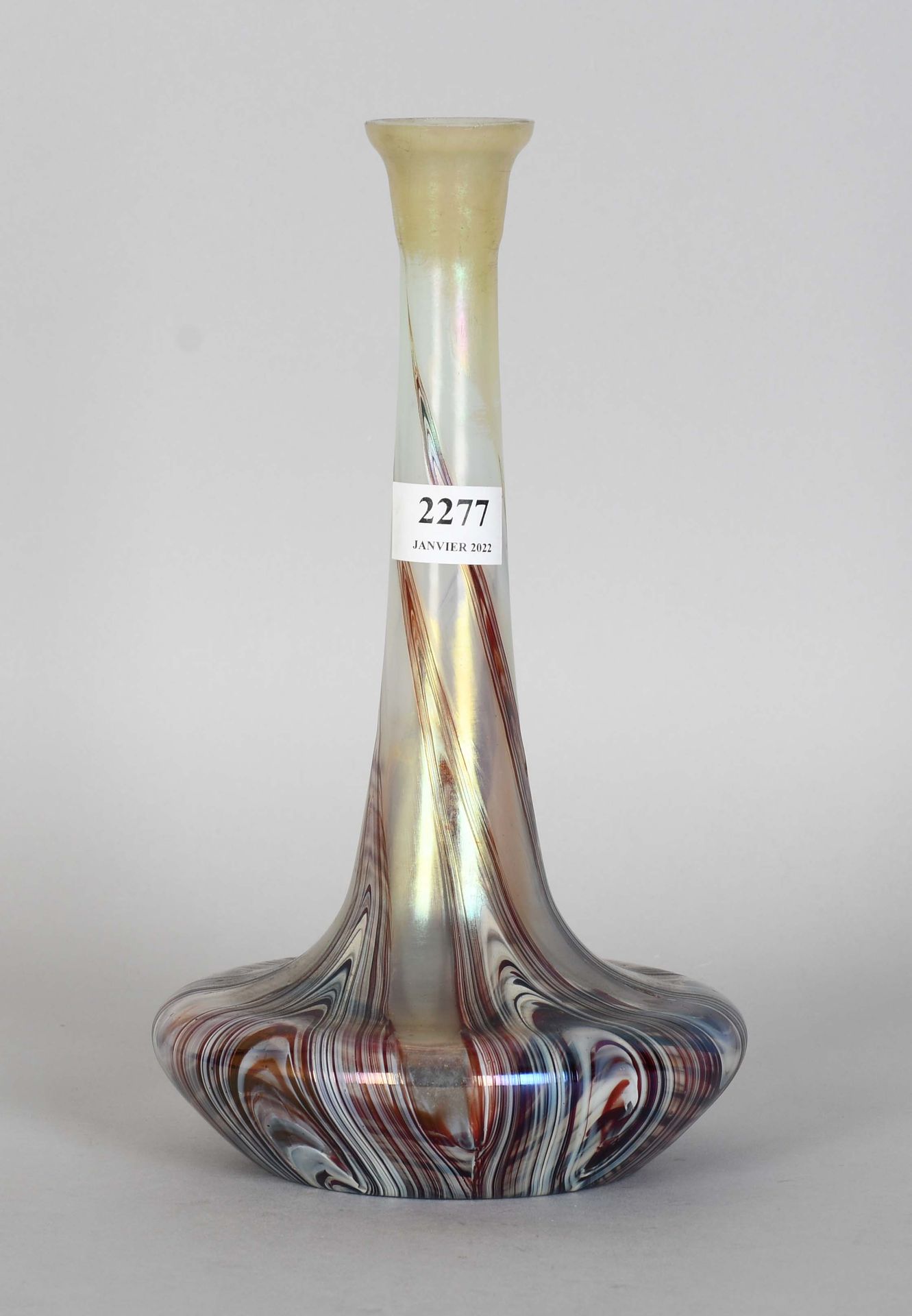 Null Jarrón 1900 en vidrio "Loetz", tintado e iridiscente

Altura: 30 cm.