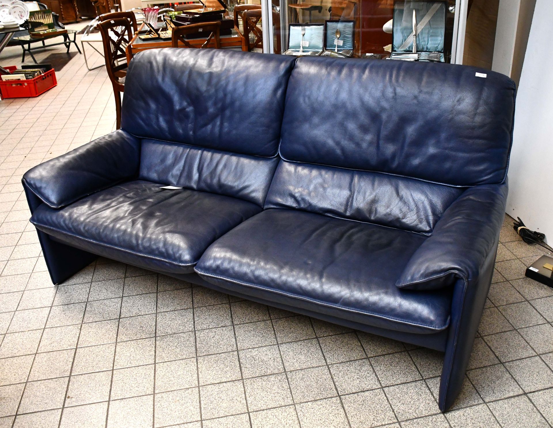 Null Leolux

Sofa with two / three seats in blue leather. Accident.