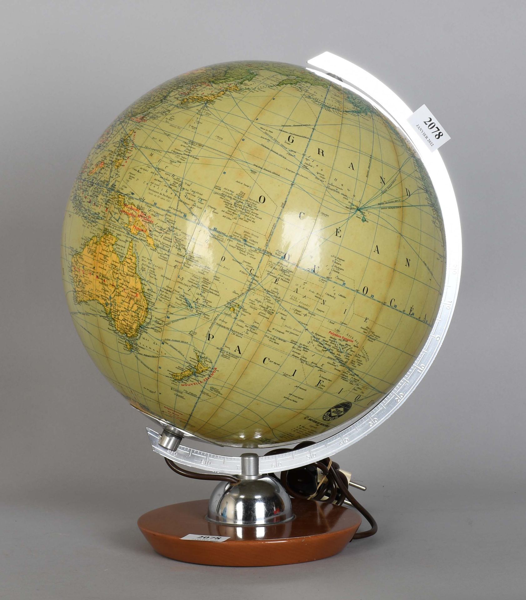 Null JRO / 1961

Globe terrestre lumineux en verre.