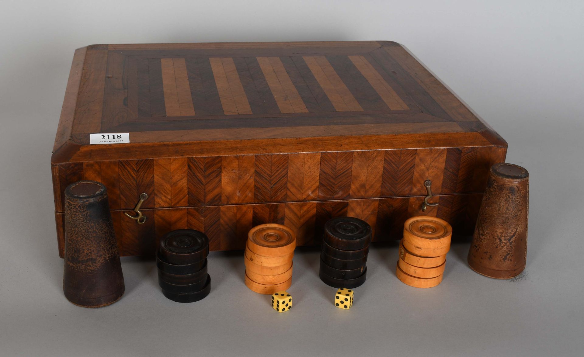 Null Alte Backgammon-Spielschatulle aus poliertem Holz