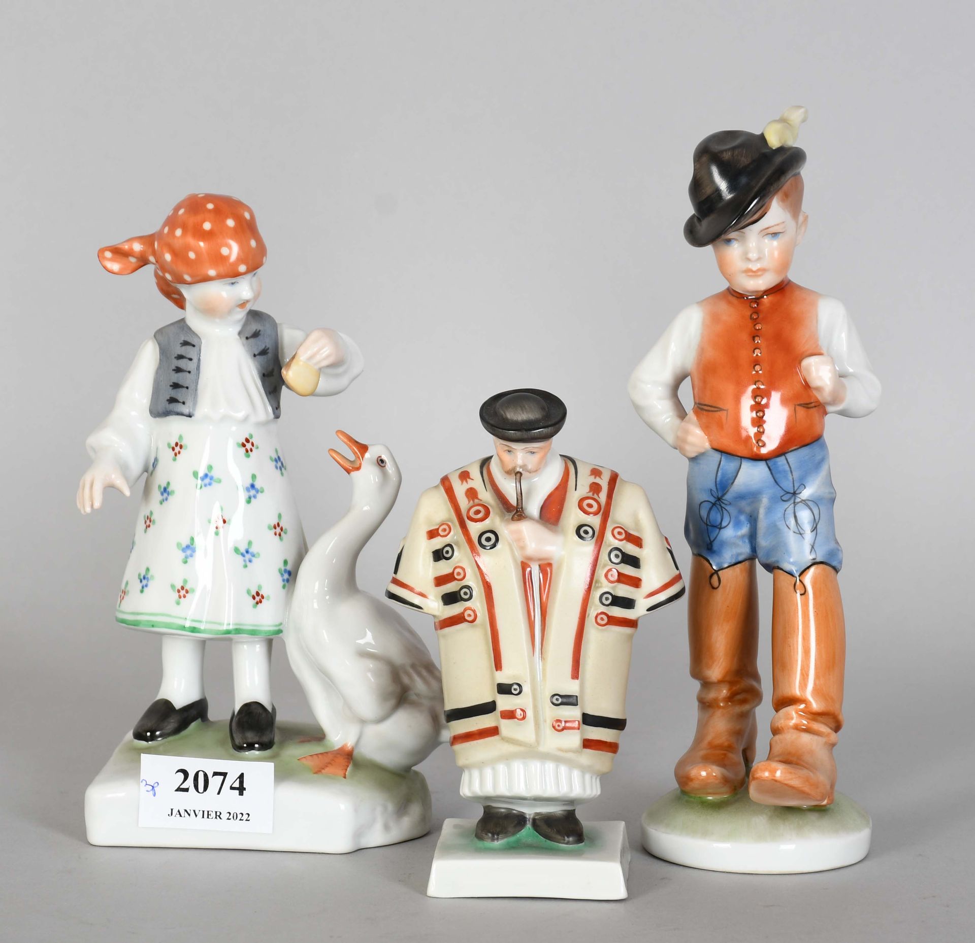 Null Herend

Lot de trois statuettes en porcelaine polychrome.

Hauteur : 21 cm.