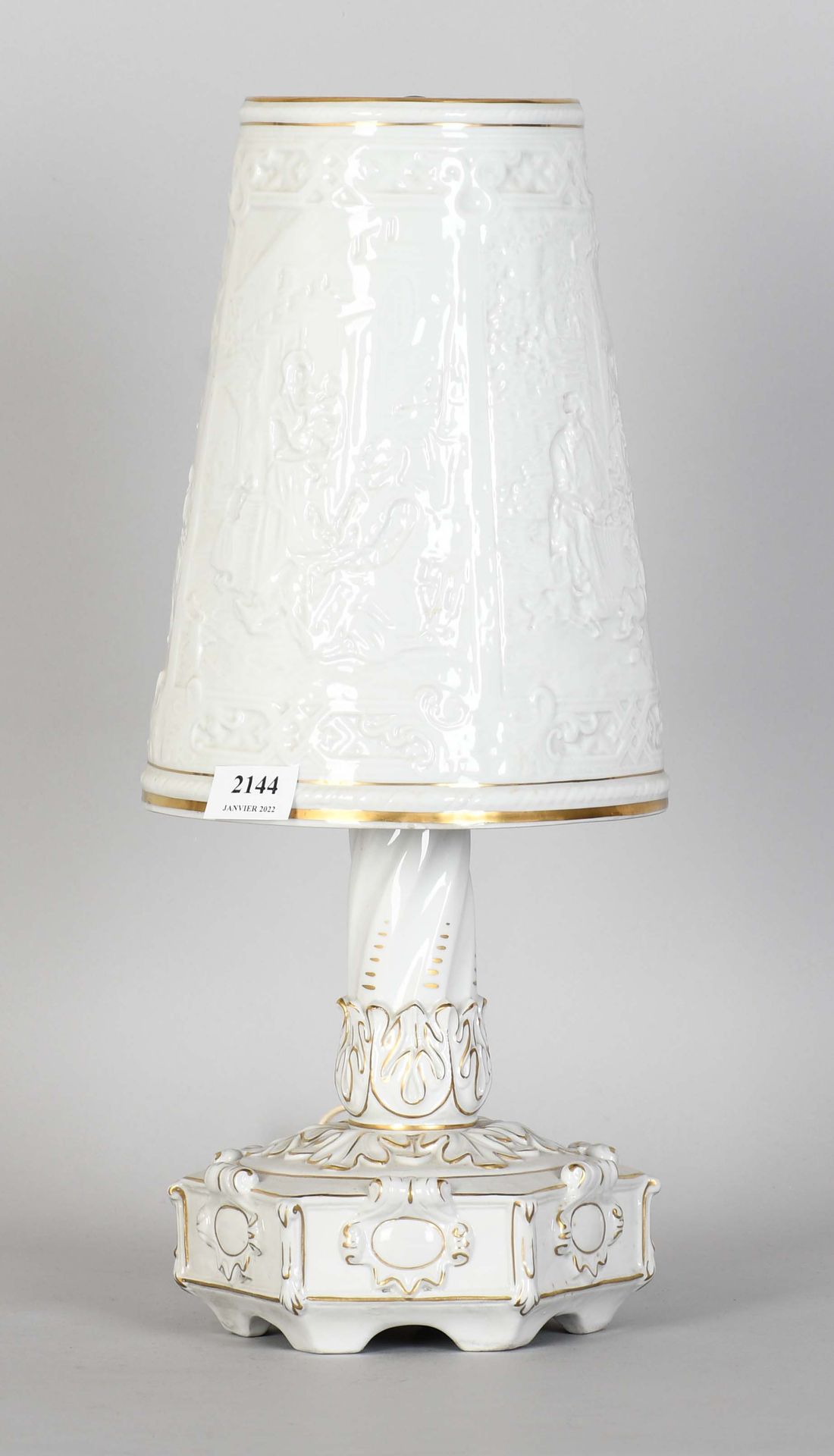 Null Herend

Lampe aus Porzellan mit lithophanischem Schirm.

Höhe: 49 cm.