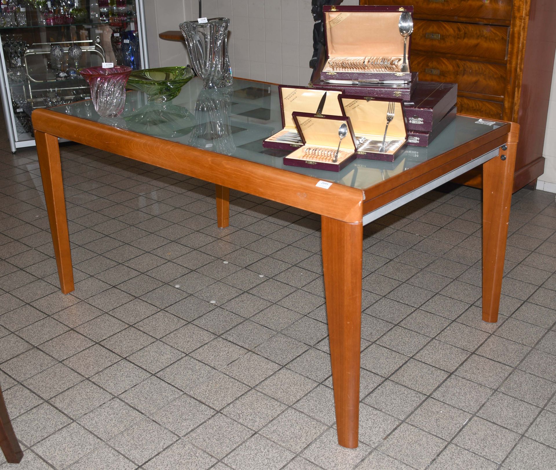 Null 现代餐桌，带集成扩展装置 - 玻璃搁板