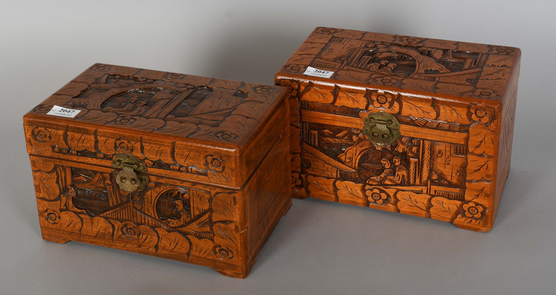 Null One more small Chinese chest / boxes, in carved camphor

Length: 30,5 cm.