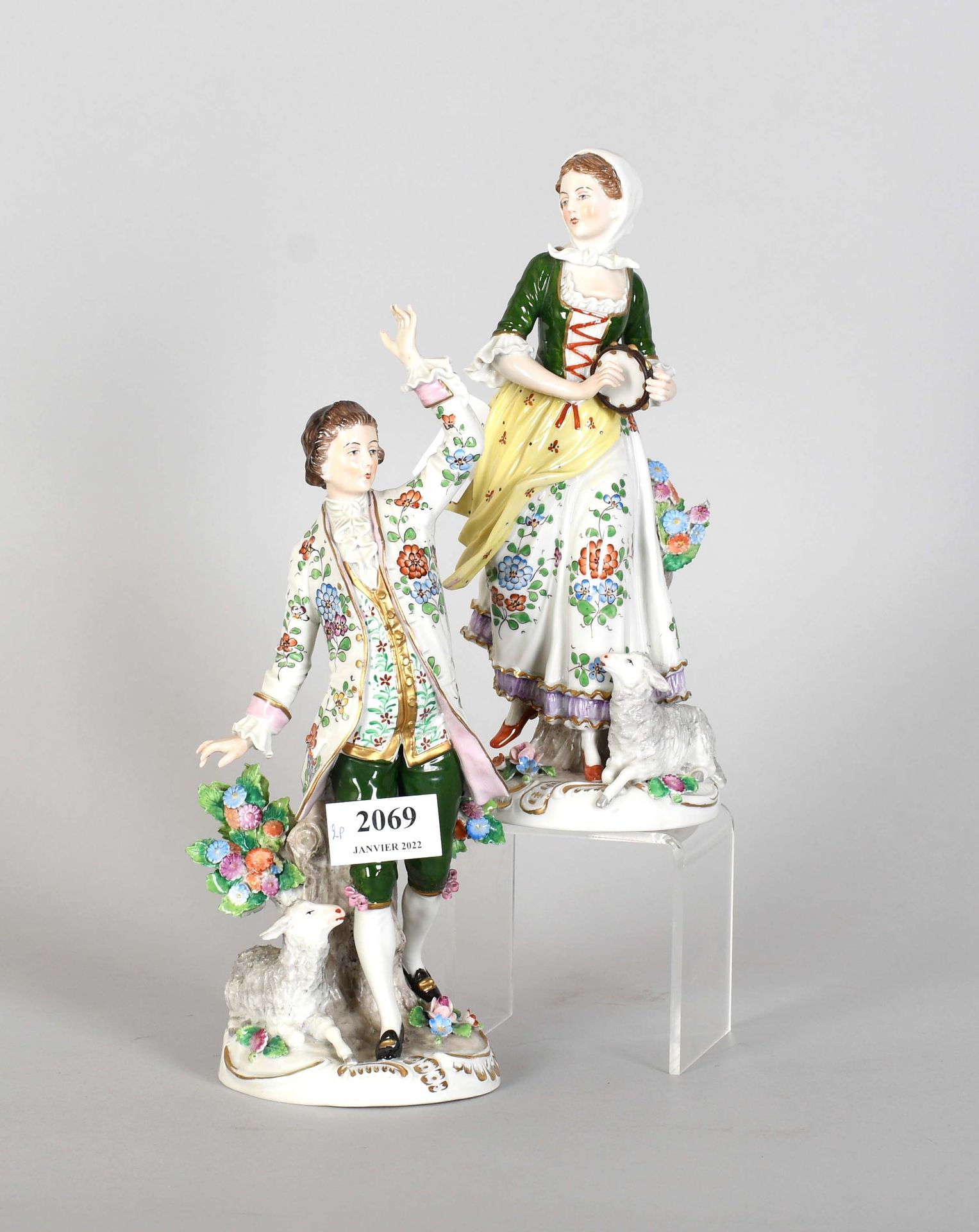 Null Sitzendorf

Pair of gallant statues in polychrome porcelain and gold: "Shep&hellip;
