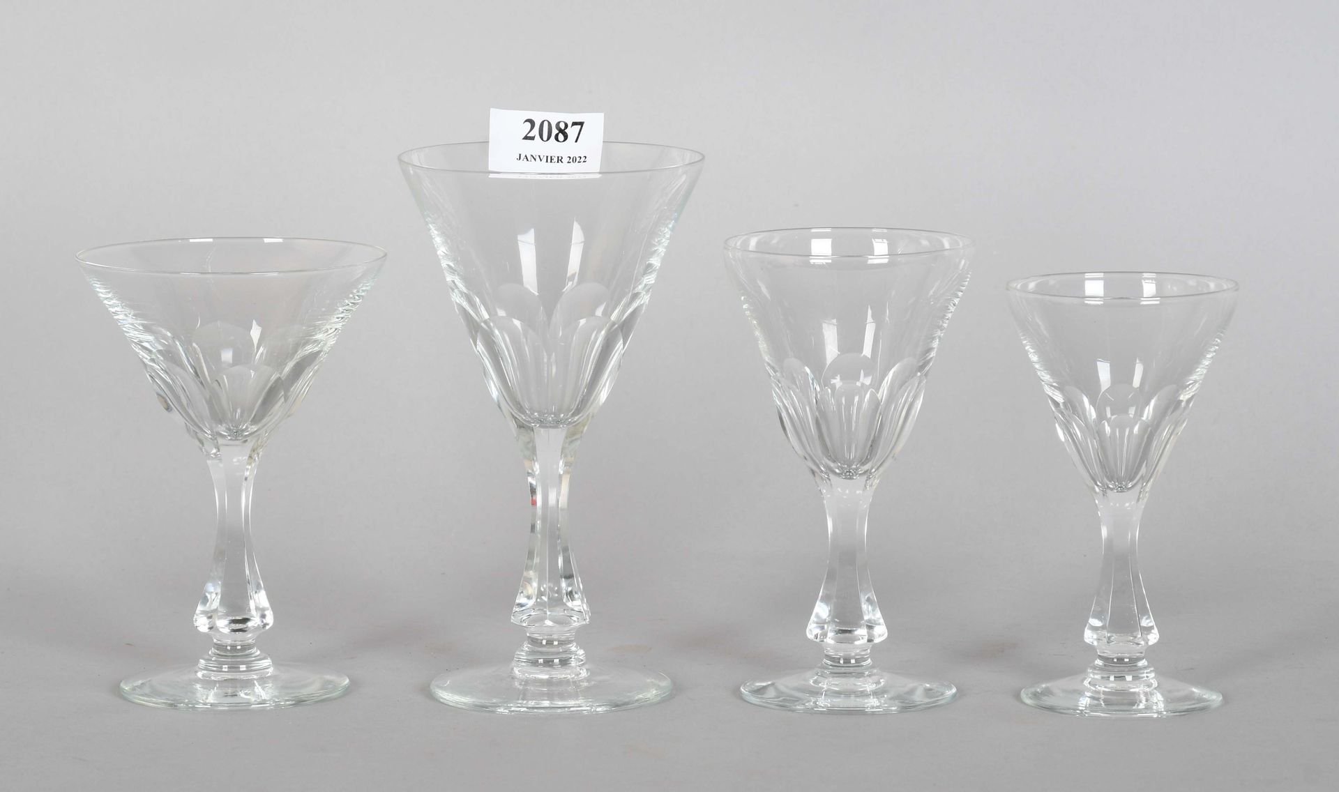 Null 水晶玻璃套装，腿上有扭曲的罗纹碗

包括三十三只杯子：六只香槟杯，九只红葡萄酒杯，八只白葡萄酒杯和十只水杯。