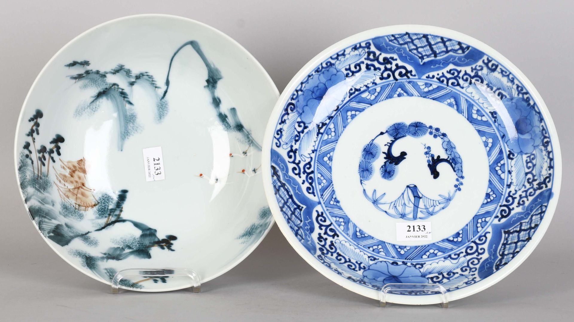 Null 一个深色的中国瓷盘，和一个圆形的日本瓷盘

直径：30厘米和32厘米。