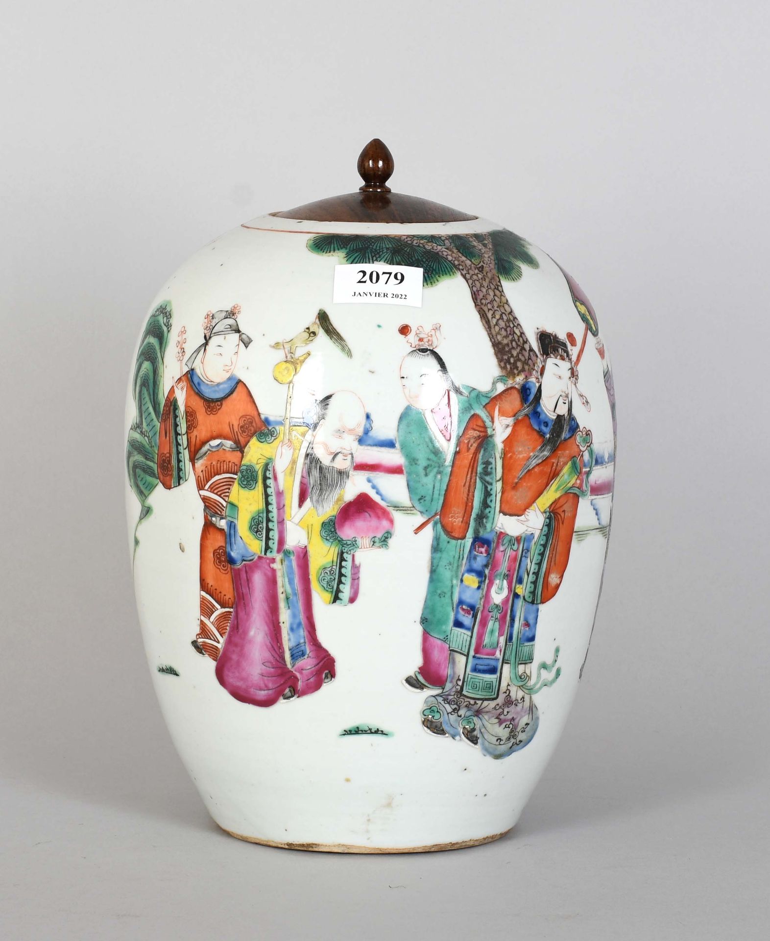 Null Polychrome porcelain vase decorated with dignitaries - Wooden lid

Height :&hellip;