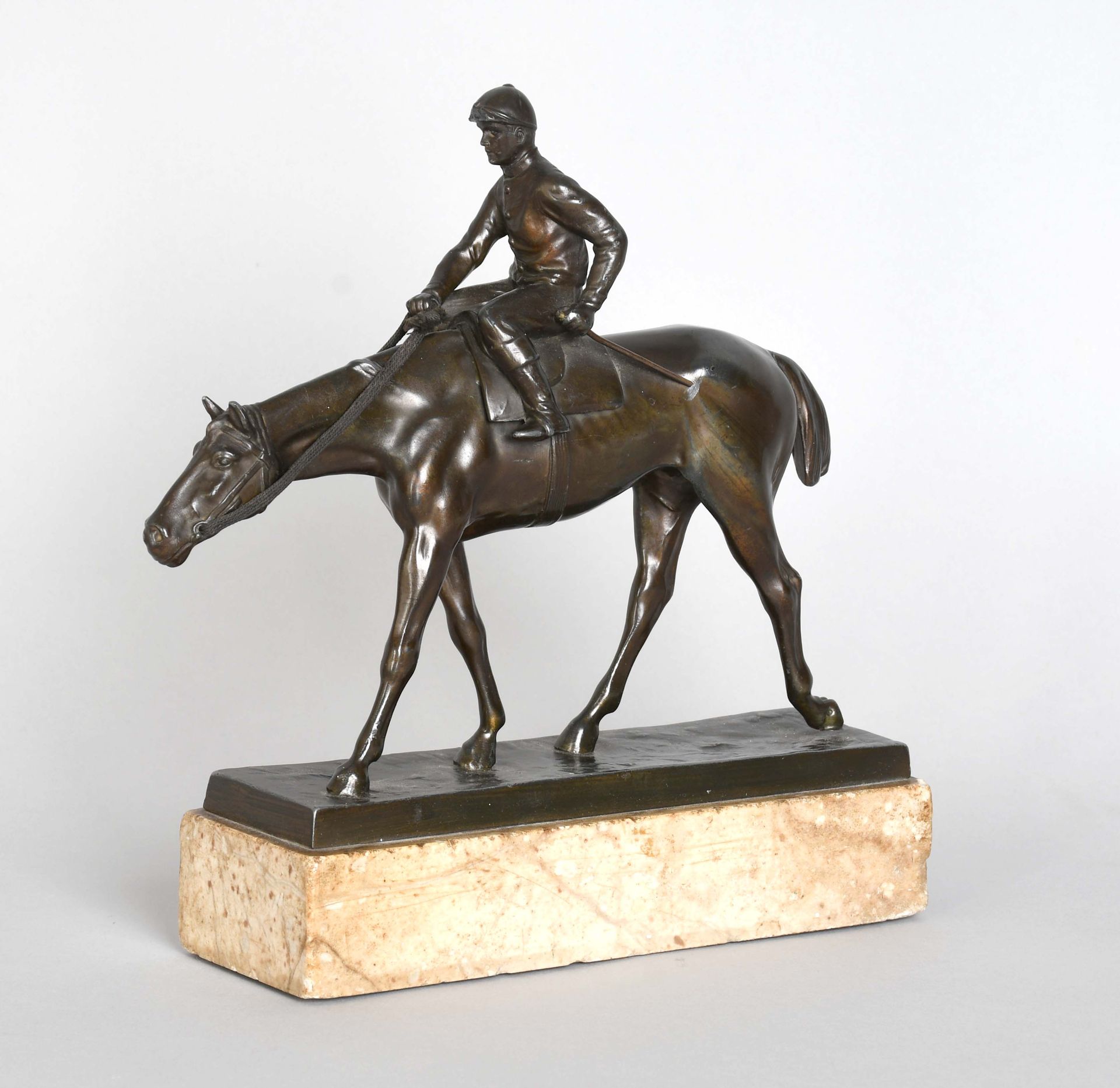 Null Sculpture en métal à patine bronze : “Jockey sur son cheval”, sur base en m&hellip;