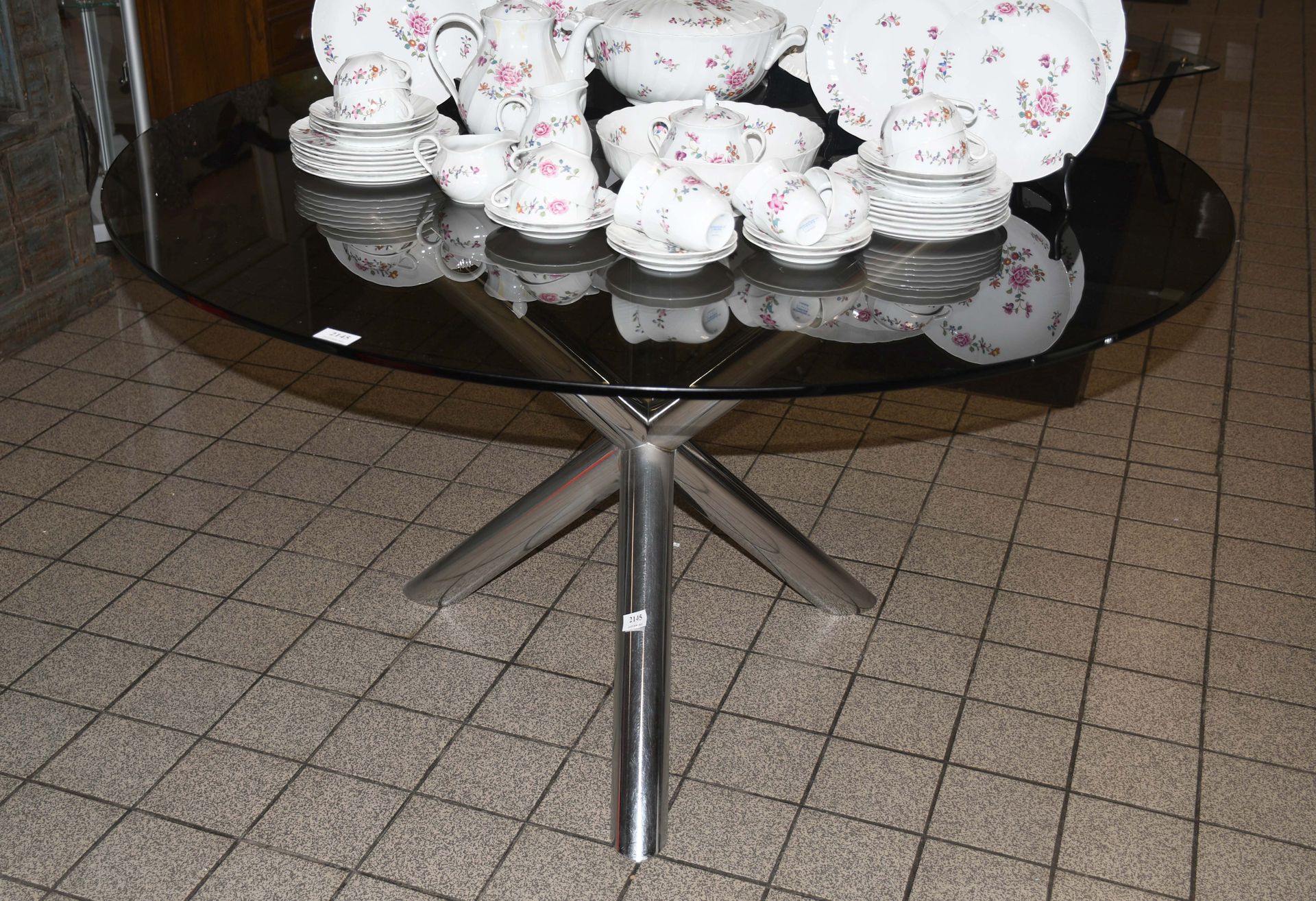Null 圆形复古餐桌，镀铬管状三脚架底座 - 烟熏玻璃桌面

直径：130厘米。