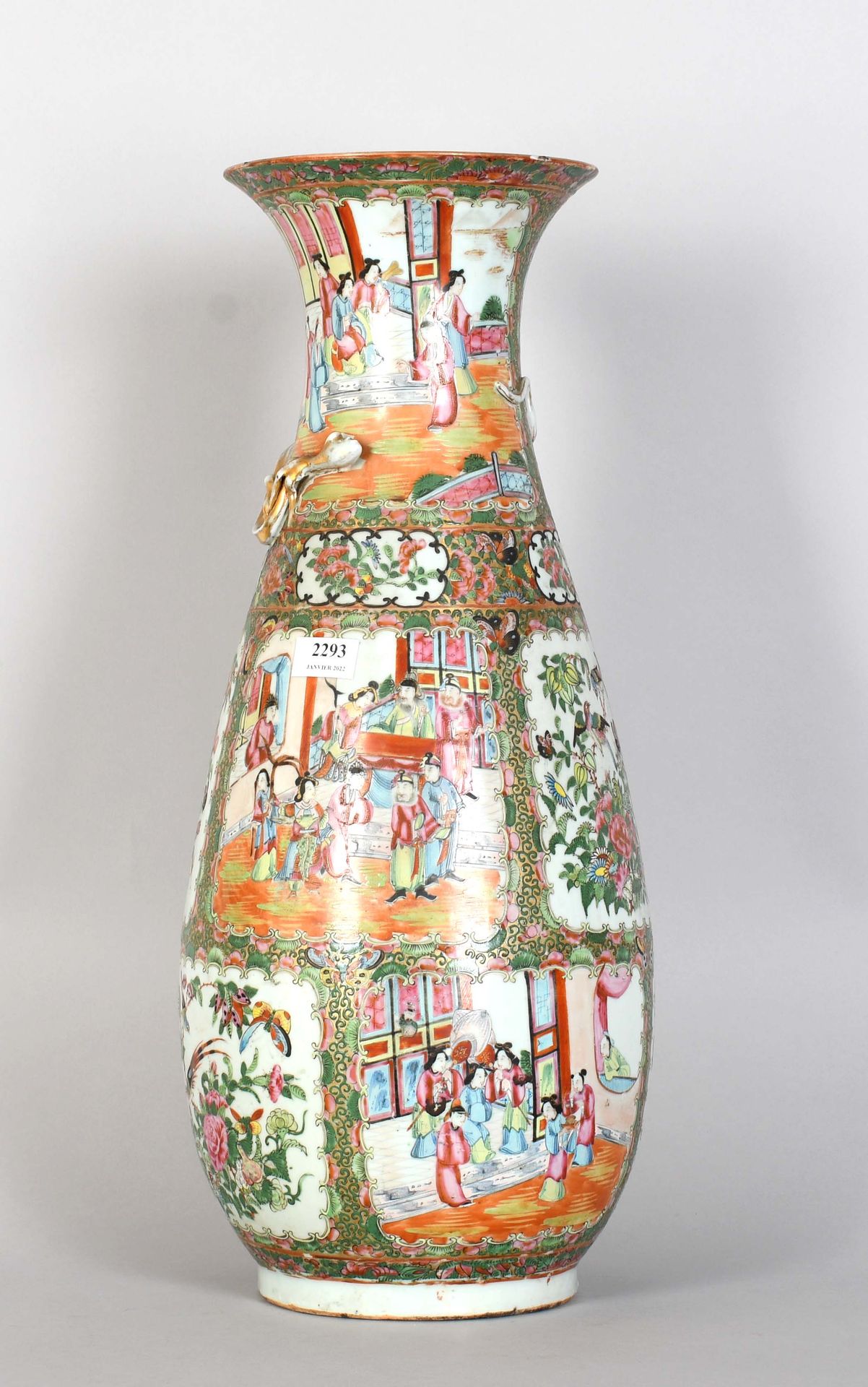 Null 中国，广州

多色和金色的瓷器花瓶。颈部有伤痕。

高度：61厘米。