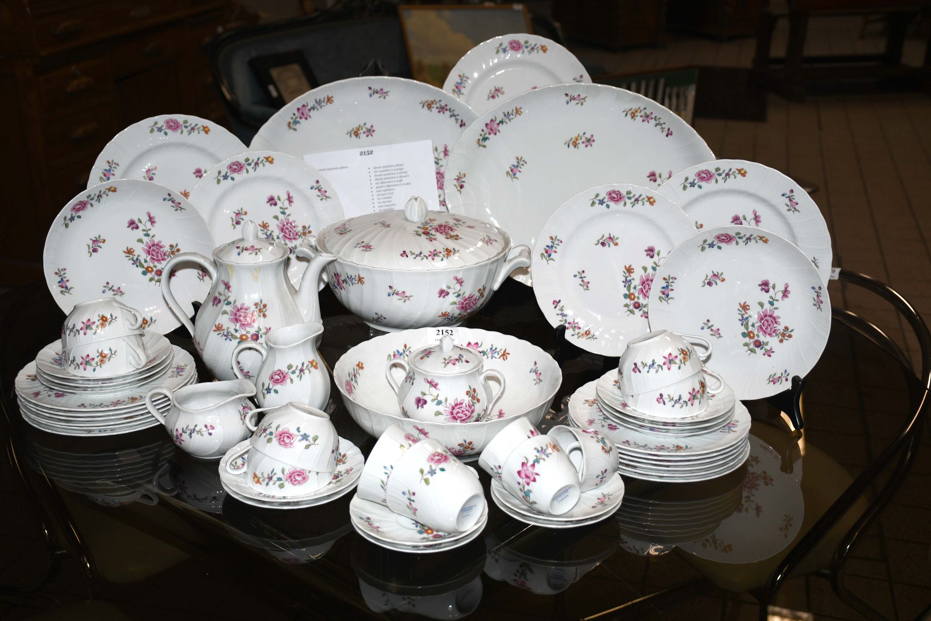 Null Limoges / Bernardeau

Dinner and coffee set with polychrome floral decorati&hellip;