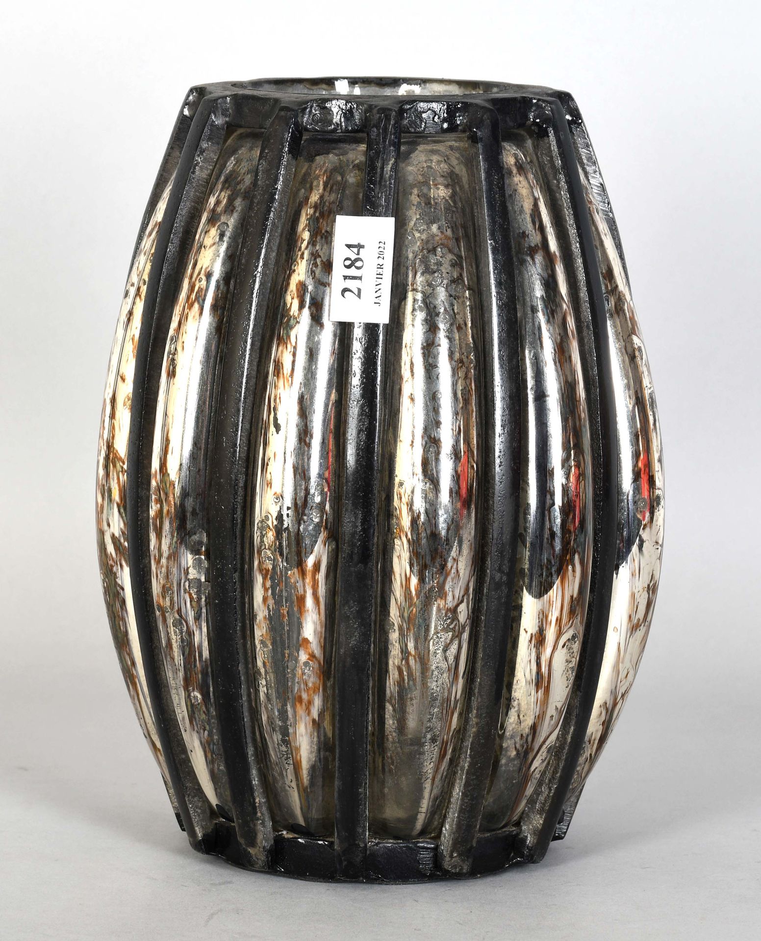 Null Vase en verre mercuré, soufflé dans sa monture en métal

Hauteur : 30 cm.