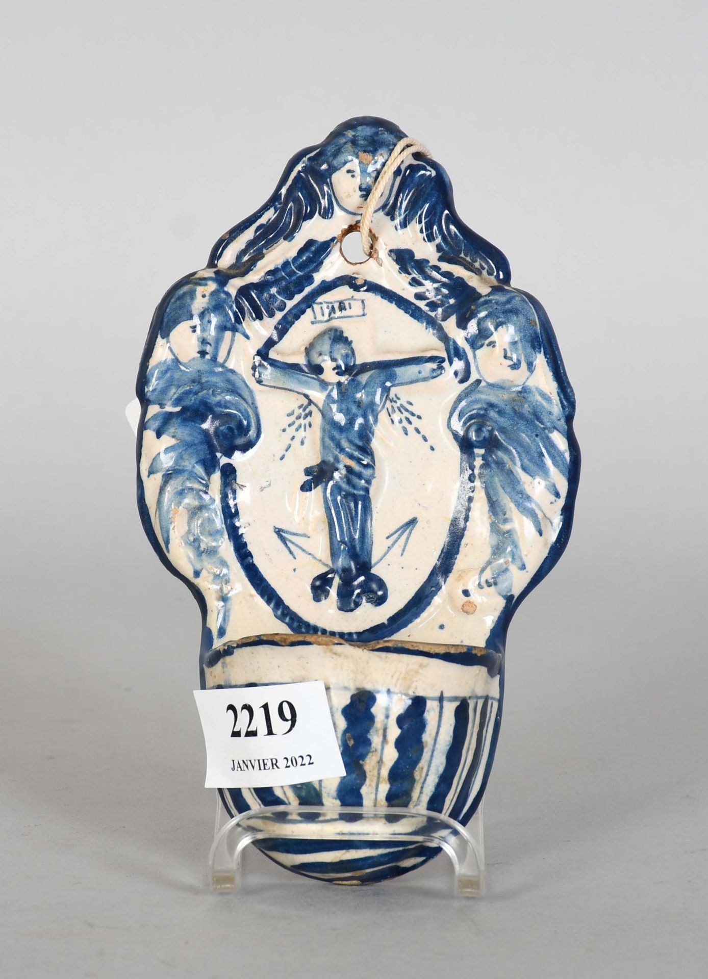 Null Acquasantiera del XVIII secolo in terracotta bianca e blu con Cristo in cro&hellip;