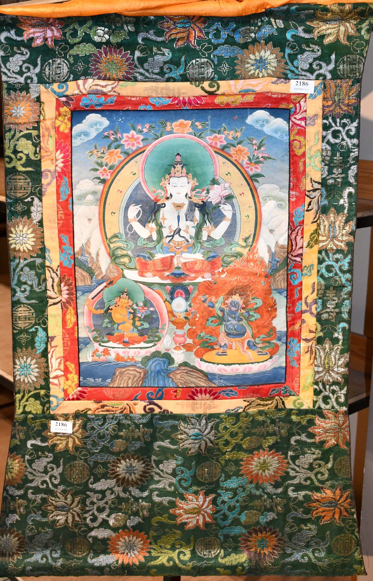 Null 唐卡绘画和刺绣丝绸："慈悲的佛"。