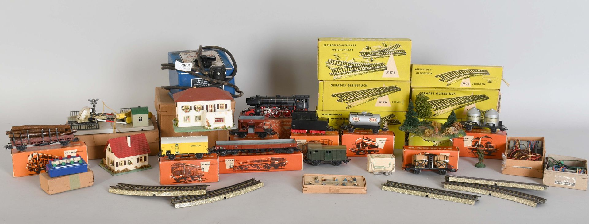 Null Marklin

Lokomotive, Tander, Waggons, Bahnübergang, Figuren, Schienen, Sign&hellip;