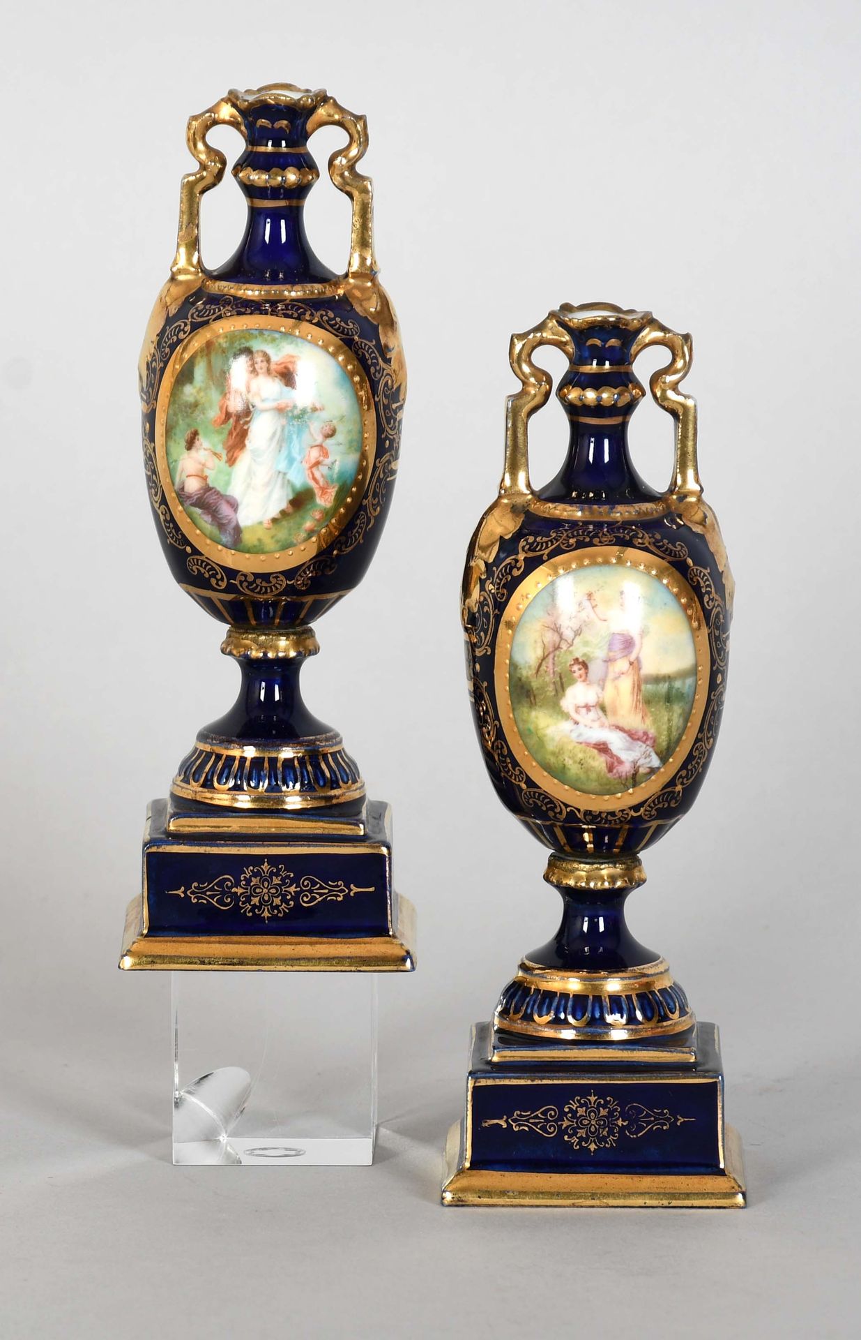 Null 一对维也纳微型花瓶，蓝色和金色的背景和多色的装饰

高度：16.5厘米。