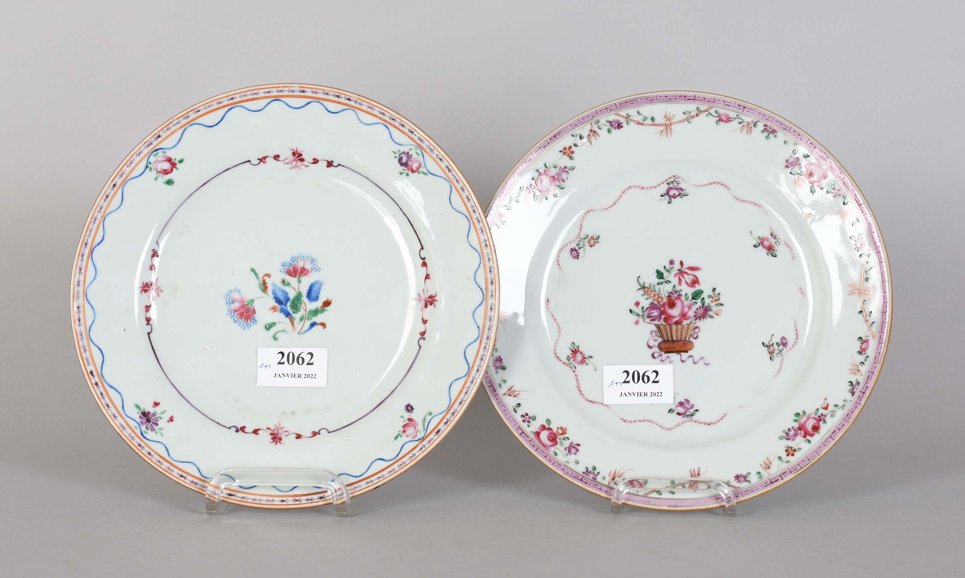 Null Chine

Une plus une assiettes rondes, en porcelaine polychrome à décor flor&hellip;