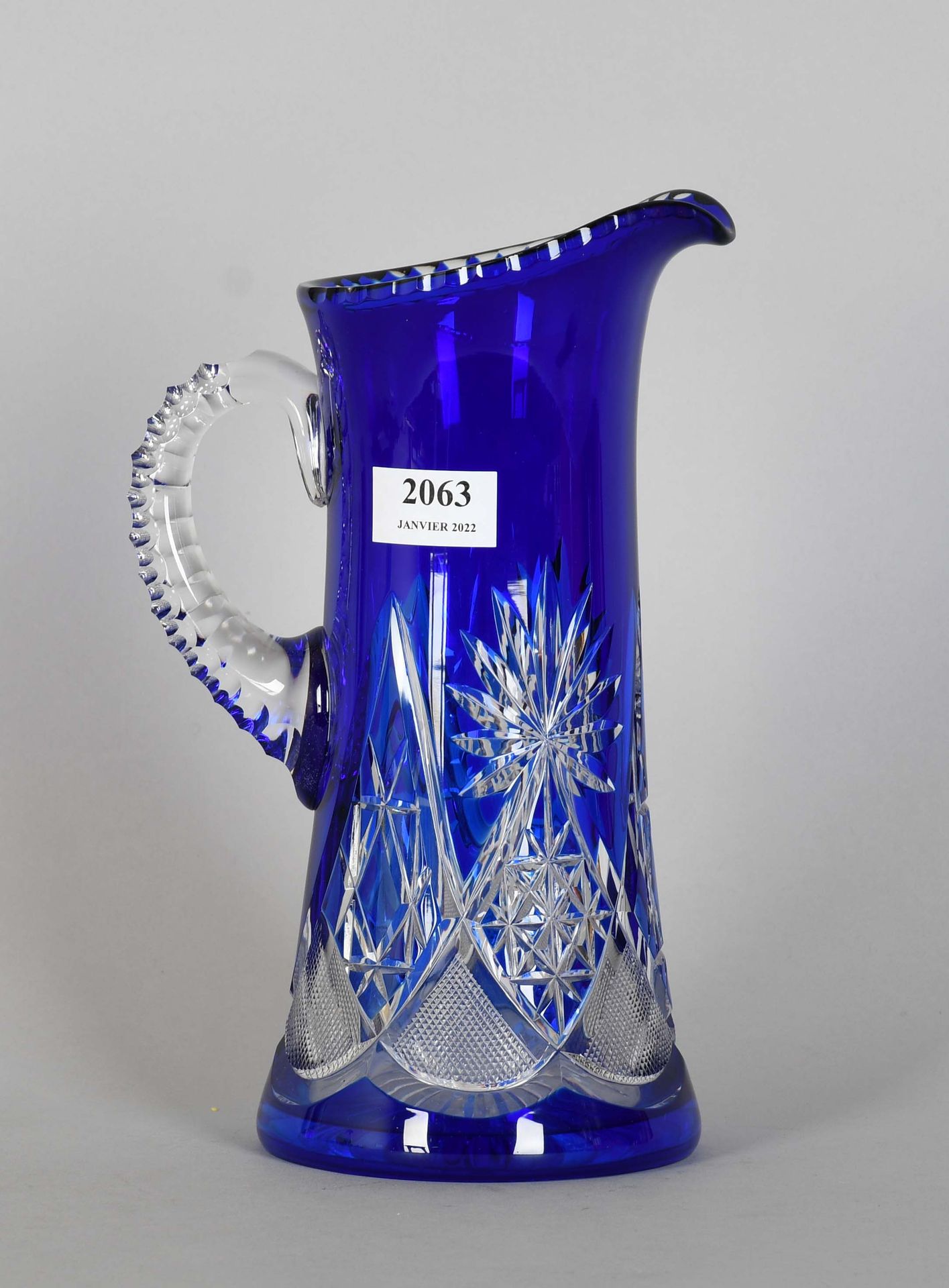 Null Val Saint-Lambert

Jarra de cristal azul tallado y forrado.

Altura: 27 cm.