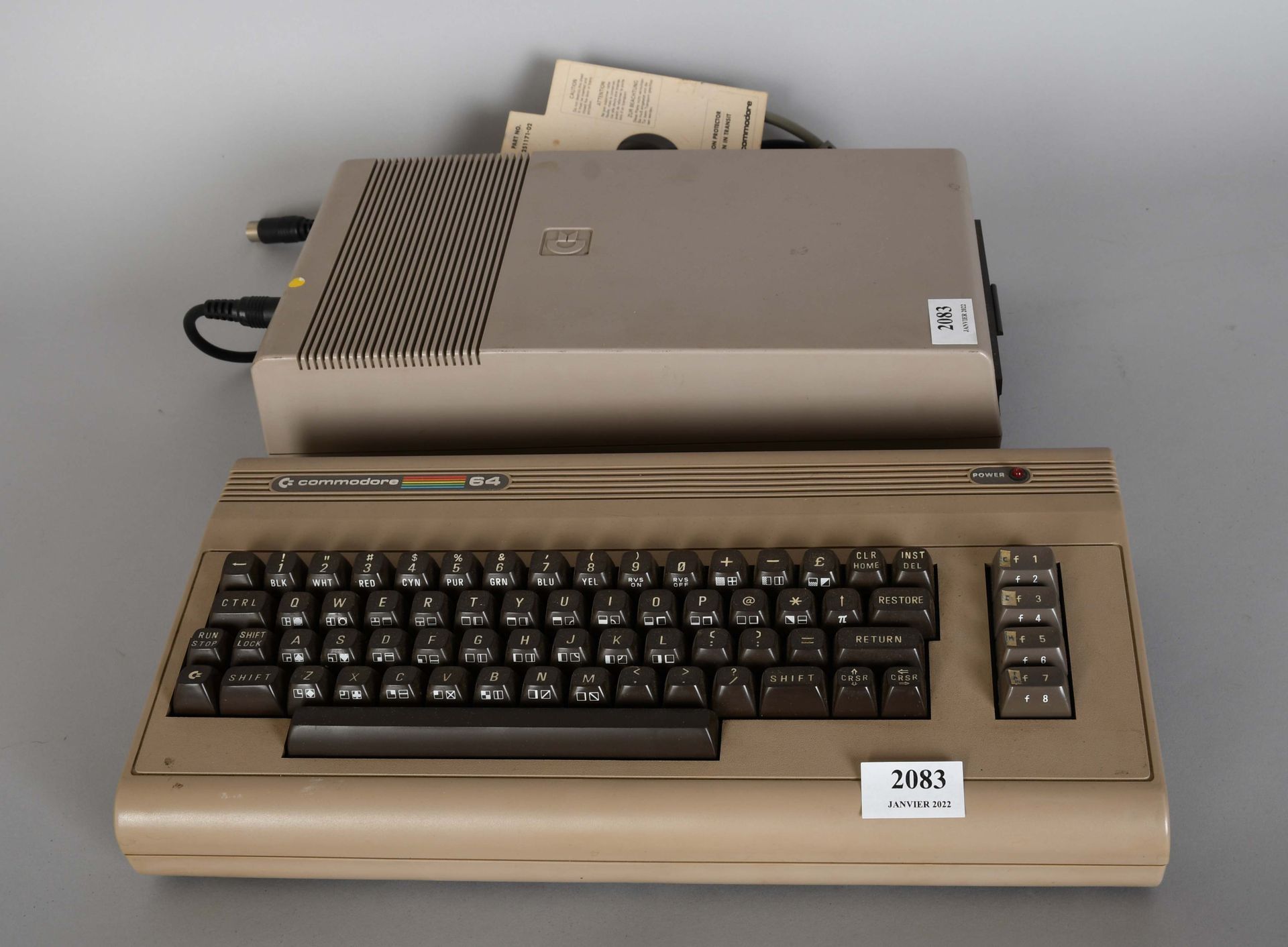 Null 旧的Commodore 64键盘和软盘驱动器 "154 I