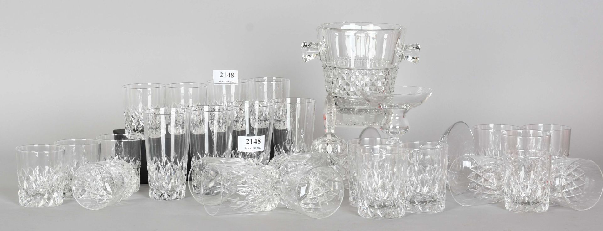 Null Set di tazze di cristallo con fregio guilloché (tre misure) e varie