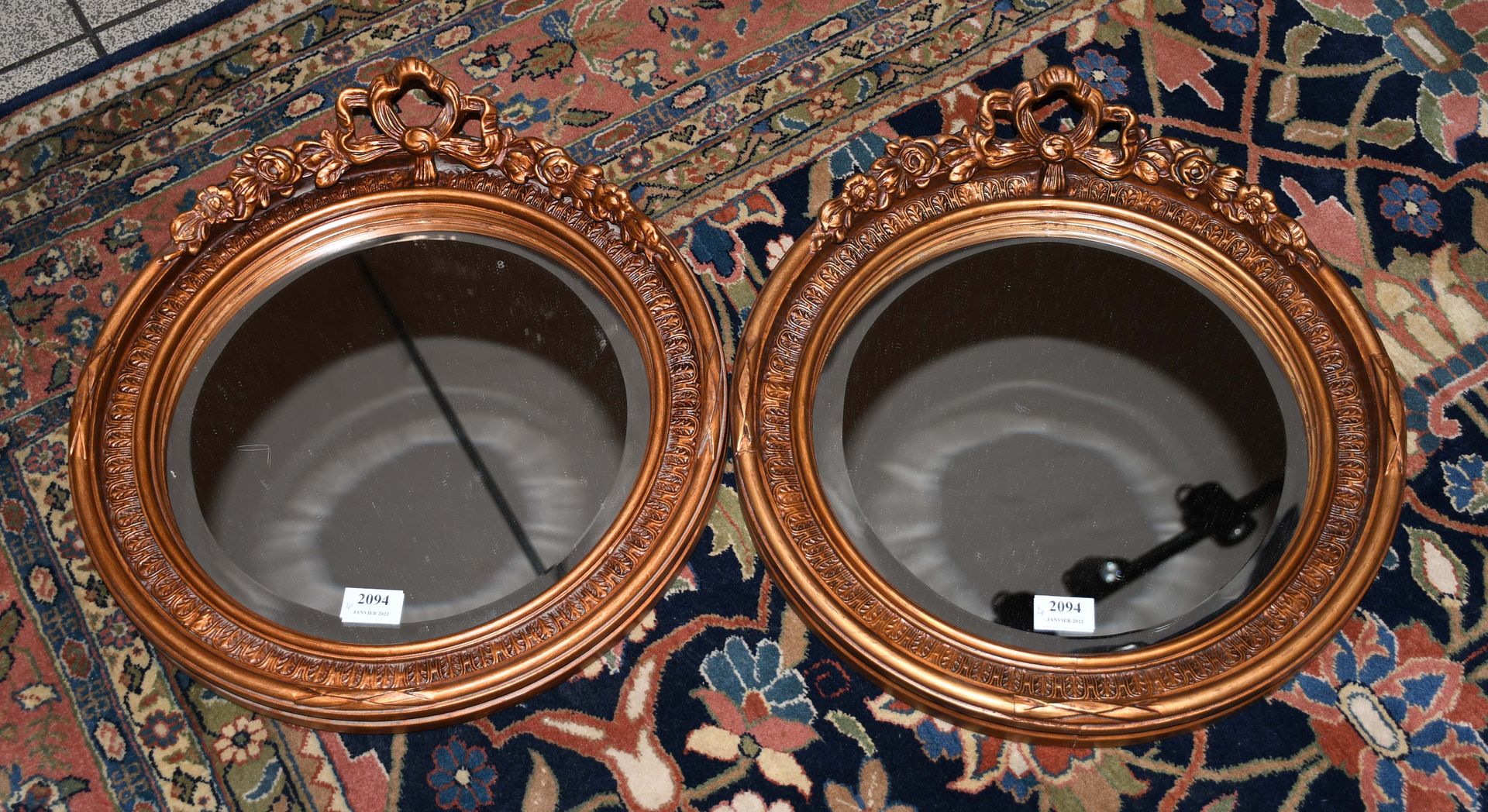 Null Ein Paar runder Spiegel aus vergoldetem Stuck mit Louis-XVI-Schleife.

Höhe&hellip;