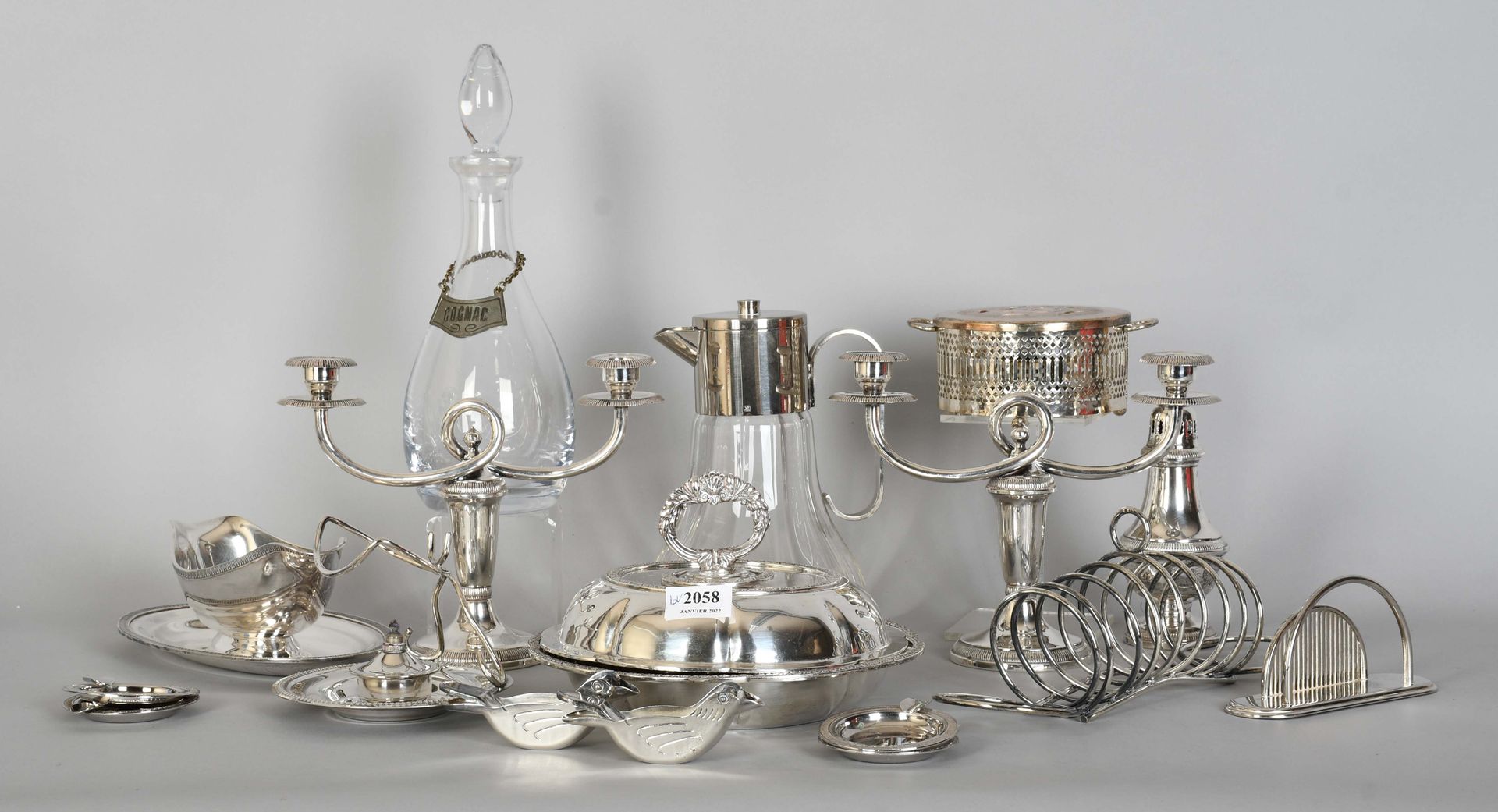 Null Vari oggetti placcati in argento

Piatti, candelabri, salsiere, ...
