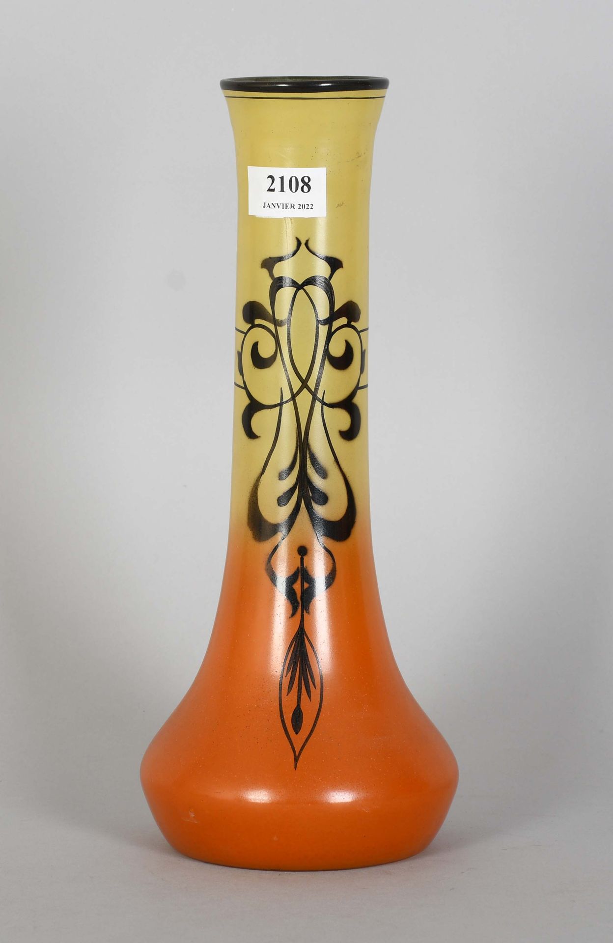 Null Roma

Vase 1900 aus emailliertem Glas.

Höhe: 35 cm.