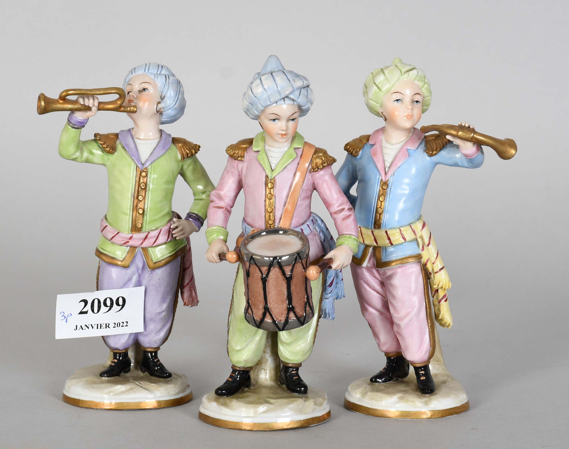 Null 西岑道夫

三个多色瓷的音乐家雕像。标记为蓝色。

高度：16厘米。