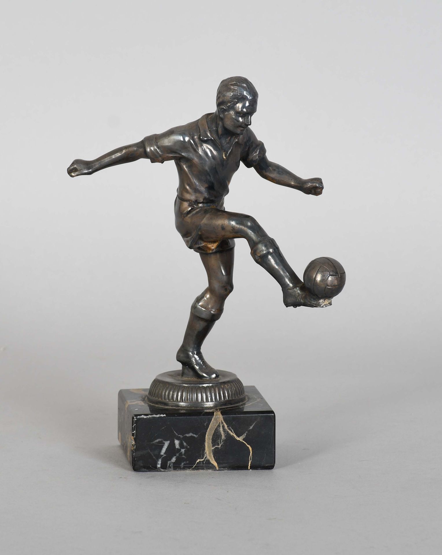 Null 金属雕塑："足球运动员"，在有纹路的大理石底座上

高度：20厘米。