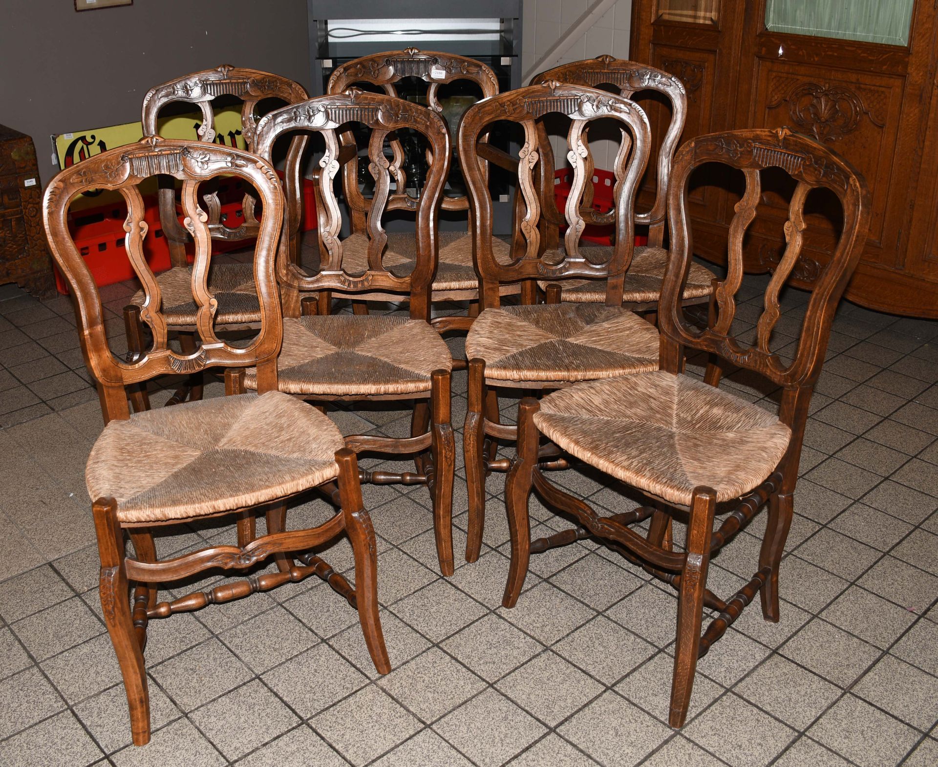 Null Serie di sei sedie provenzali con schienali e doghe multicolori, e una polt&hellip;