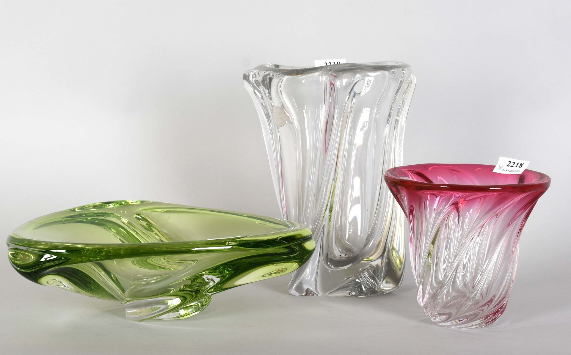 Null Val Saint-Lambert

一套三个热拉伸的水晶：两个花瓶和一个碗。