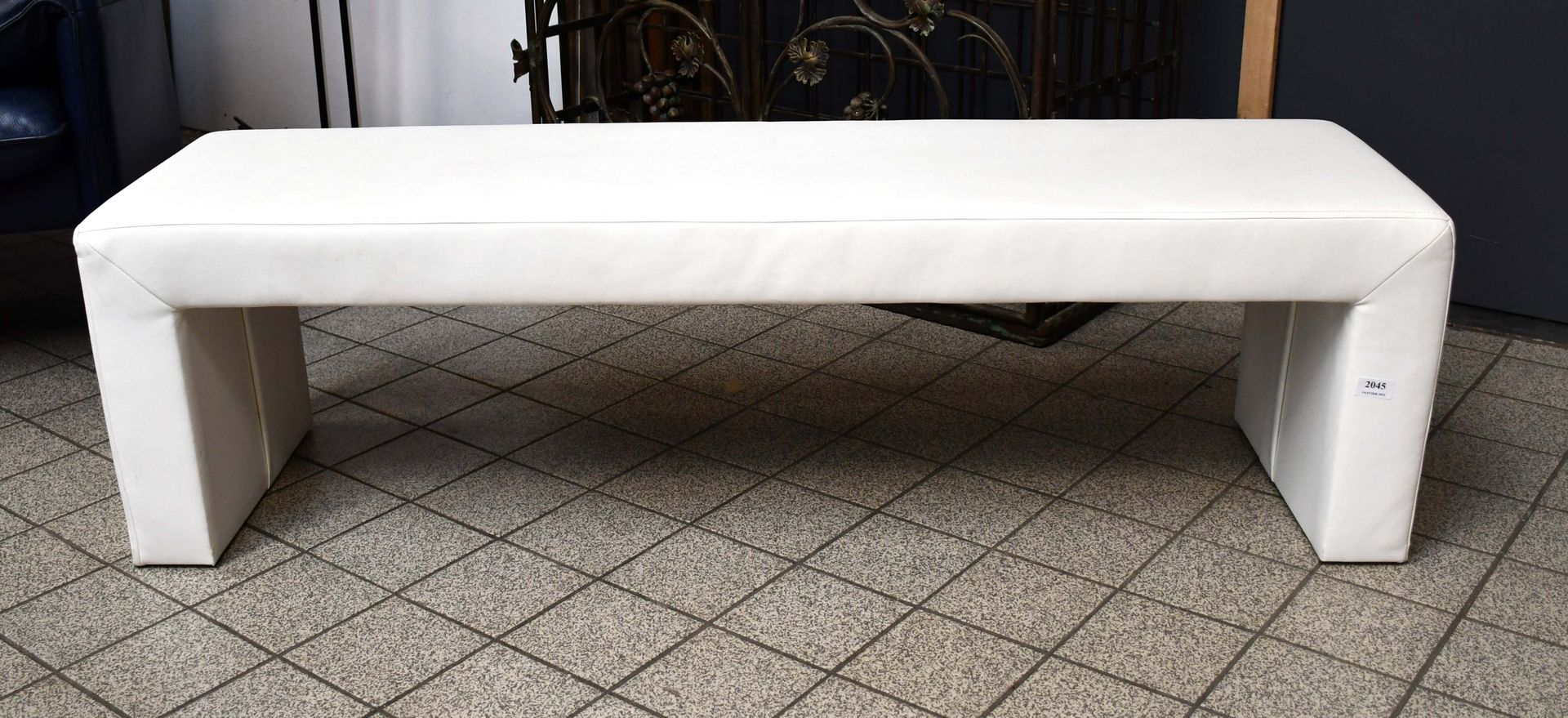 Null Sitzbank aus weißem Skai.

Länge: 140 cm.