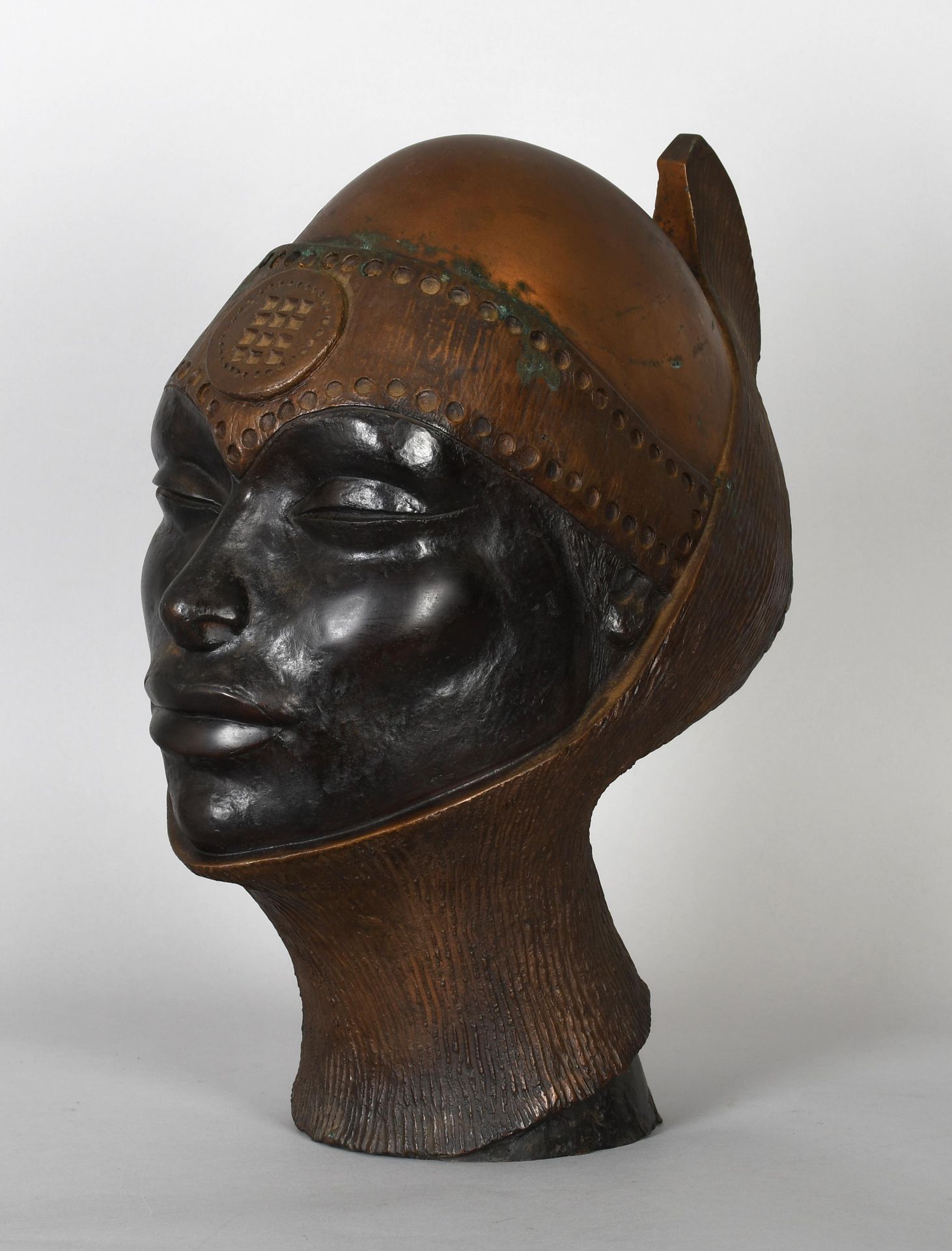 Null Jef Van Tuerenhout

青铜半身像，有两种青铜色："头盔"。氧化作用。编号为8份。签名。

高度：45厘米。