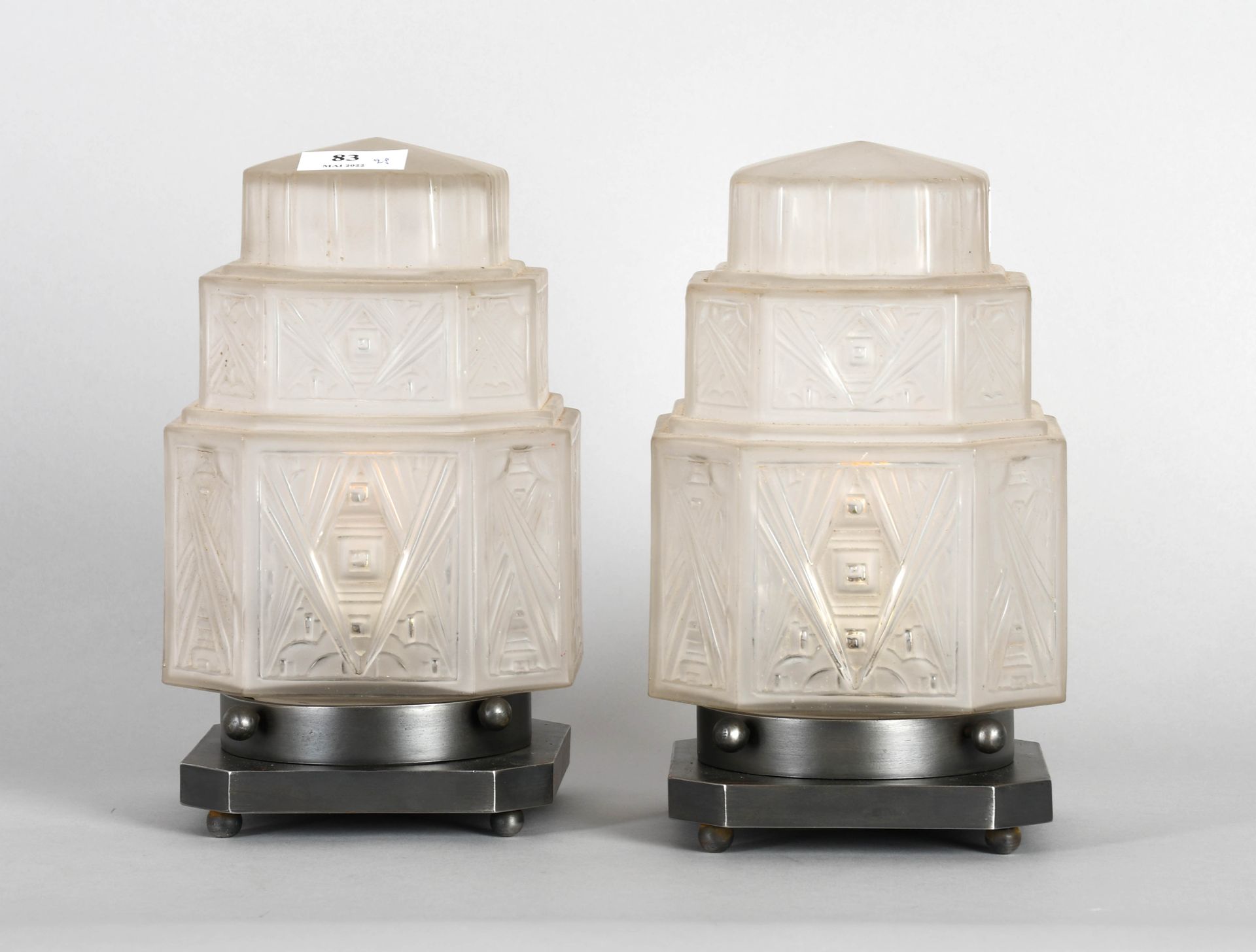 Null Attributed to Petitot

Pair of Art Deco lamps of "building" shape, in frost&hellip;