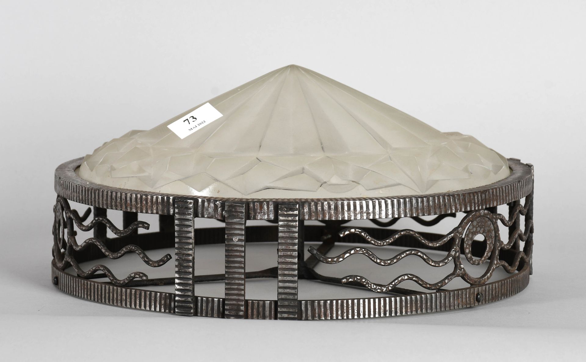 Null Degué

Plafoniera rotonda Art Déco con struttura in ferro battuto, cupola i&hellip;